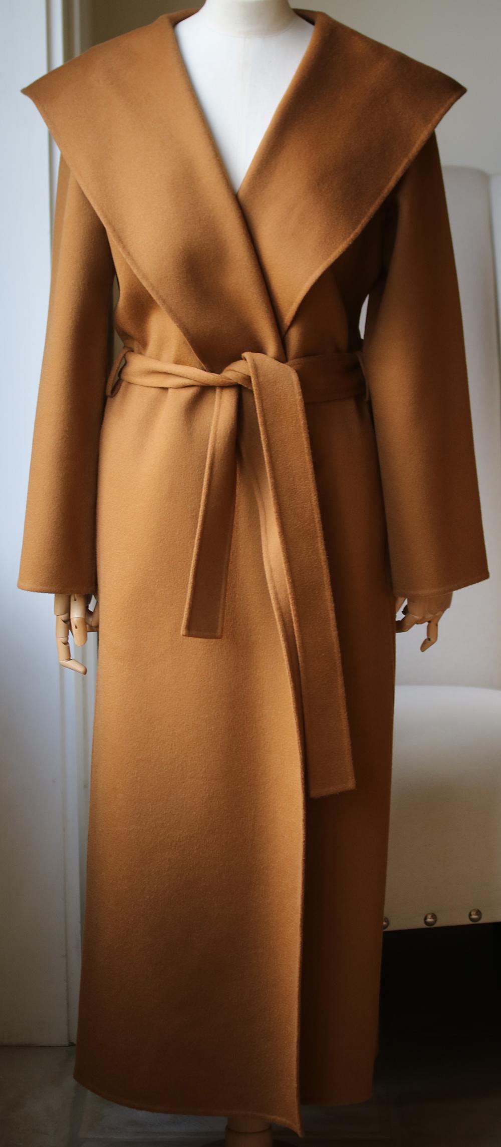 The Row's collections are coveted for their luxurious quality and timeless elegance. This 'Muna' coat is perfectly undone - it's cut from soft wool for a relaxed, enveloping drape and ties with a detachable belt. Finished with a hood, it's lined
