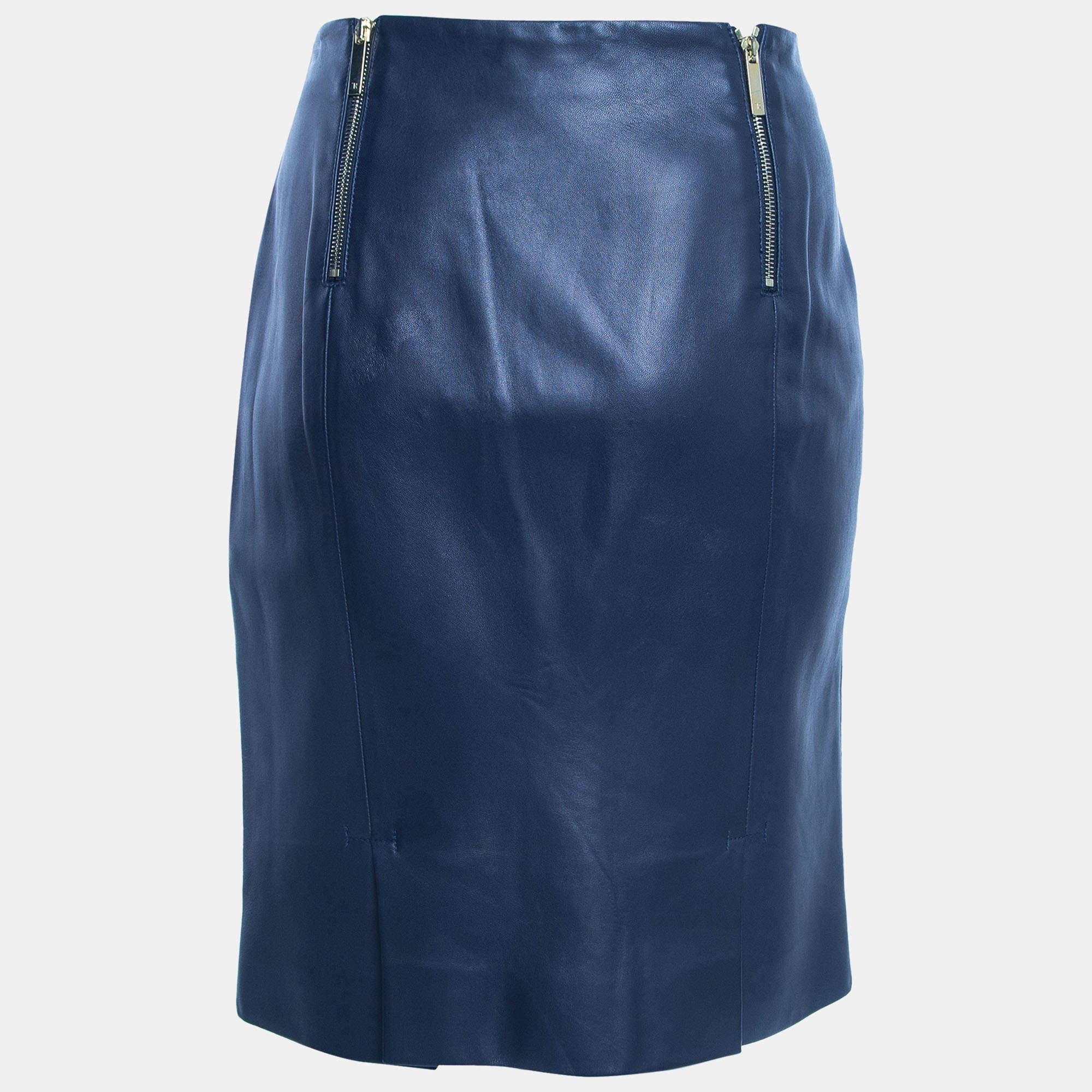 This elegant skirt is worth adding to your closet! Crafted from fine materials, it is exquisitely designed into a flattering shape.

