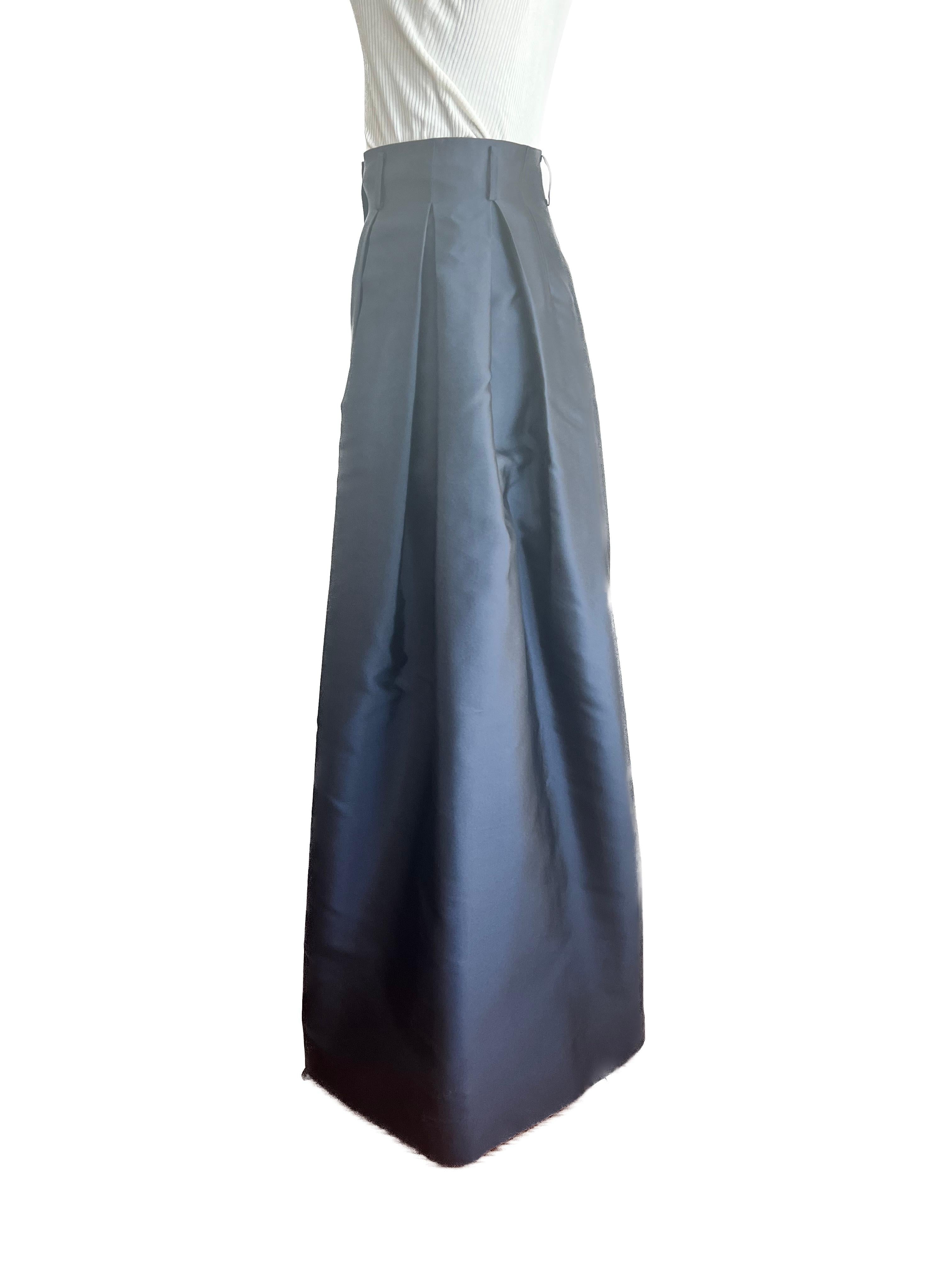 The Row Navy Silk Pleated Wide Pant  In Excellent Condition For Sale In Toronto, CA