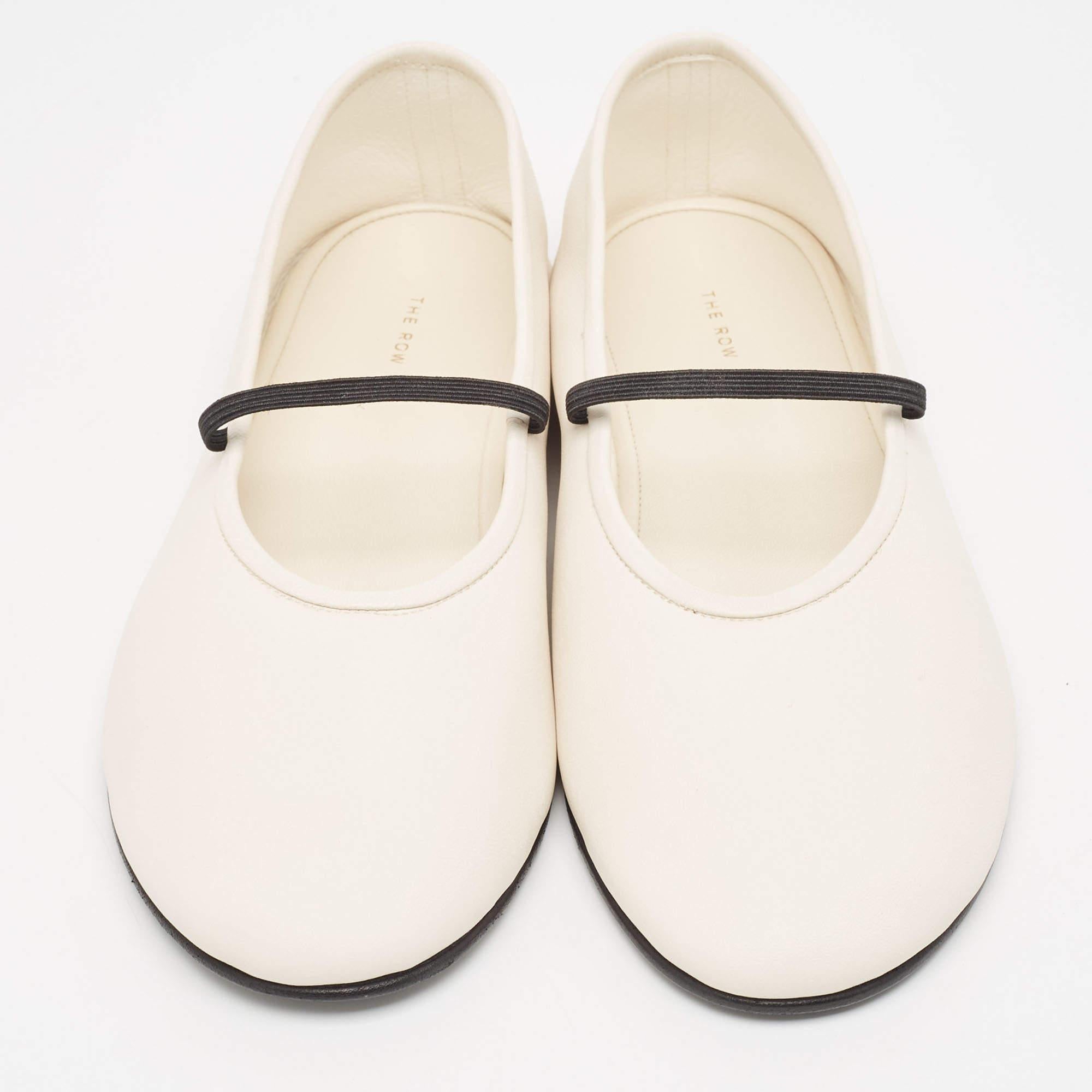 Complete your look by adding these designer ballet flats to your collection of everyday footwear. They are crafted skilfully to grant the perfect fit and style.

Includes: Original Dustbag, Original Box


