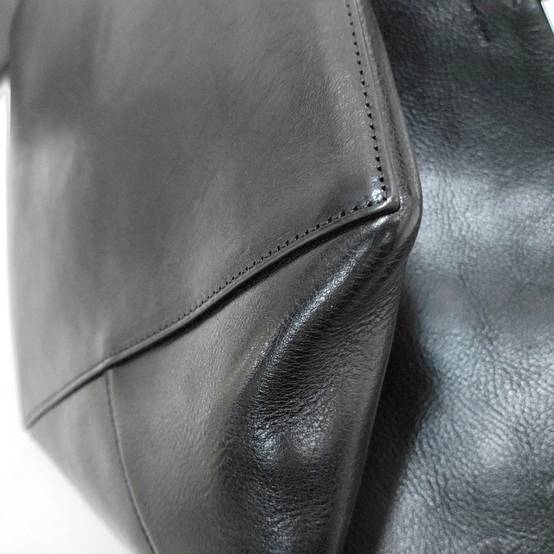 The Row Park Tote Schwarzes Kalbsleder
Dies sind professionelle Fotos der tatsächlich von Luxbags angebotenen Tasche.
ZUSTAND: AUSGEZEICHNET
Leichte Bereibung an den Ecken
DETAILS:

Die Reihe
Park Tote
Leder
Schwarz
Breite 25cmx Höhe 29cmx Tiefe