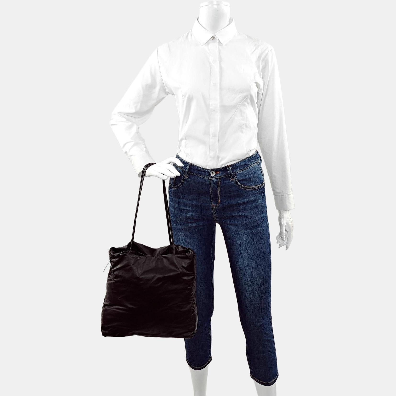 The Row Pim Tote Dunkelbraunes Kalbsleder
Dies sind professionelle Fotos der tatsächlich von Luxbags angebotenen Tasche.
ZUSTAND: NEUWERTIG WIE NEU
DETAILS:

Die Reihe
Pim Tote
Leder
Dunkelbraun
Breite 29cmx Höhe 28cmx Tiefe 9cm
