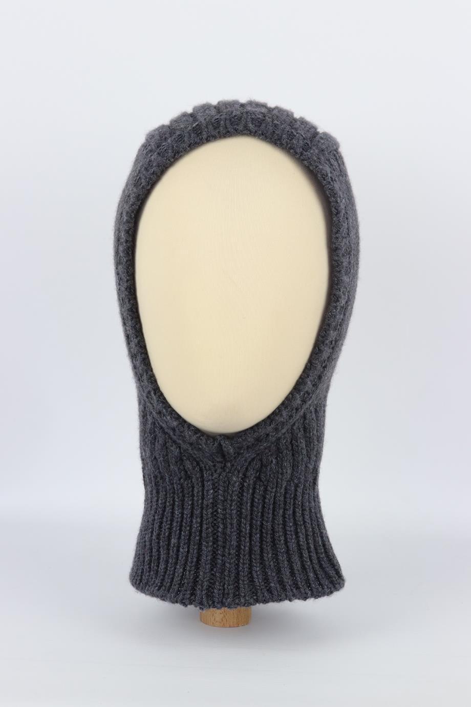 The Row ribbed knit cashmere balaclava. Grey. Pull on. 100% Cashmere. Size: XSmall-Small. Circumference: 21.3 in. Very good condition - No signs of wear; see pictures.
