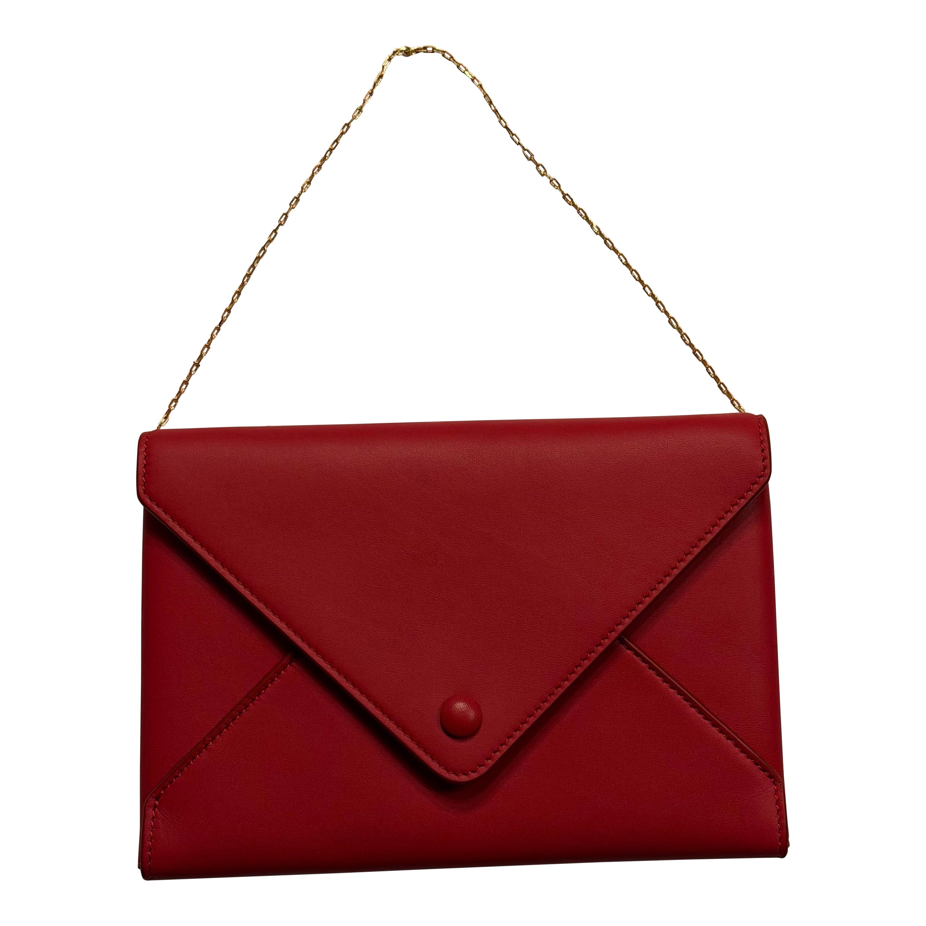 The Row Mini Sobre de Lujo de Piel Rojo Rubí con Correa de Cadena de Joyería Dorada en venta