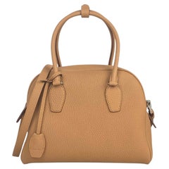The Row Sandpit Ans Bolso India 10 de asa superior con correa, piel granulada beige