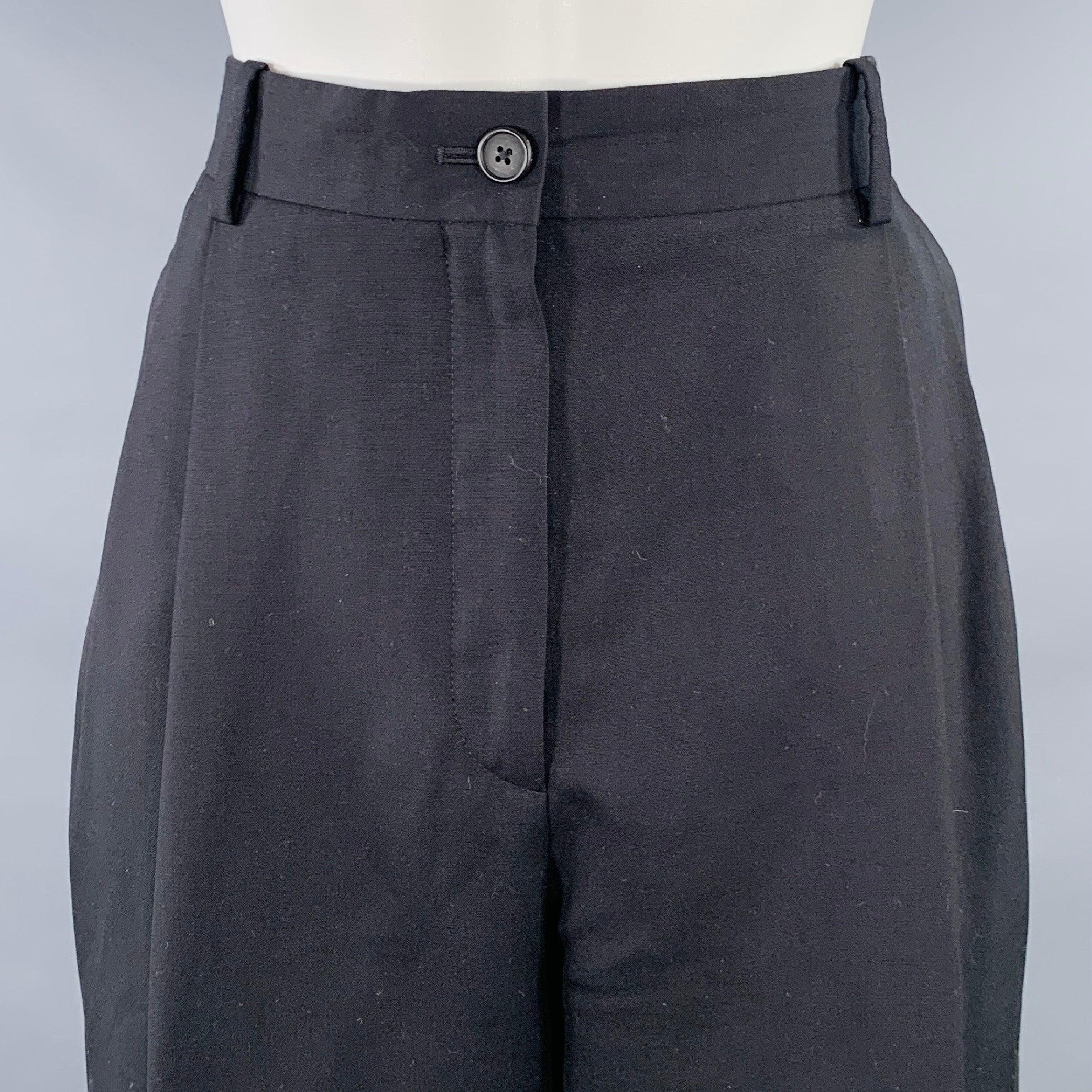 Pantalones de vestir THE ROW
de lana virgen negra, con pliegues, corte ajustado y cremallera.
Made in Italy. Muy buen estado de conservación. Pequeñas marcas en el interior de la cintura cerca de la etiqueta de la marca. 

Marcado:   0 

Medidas: 
 