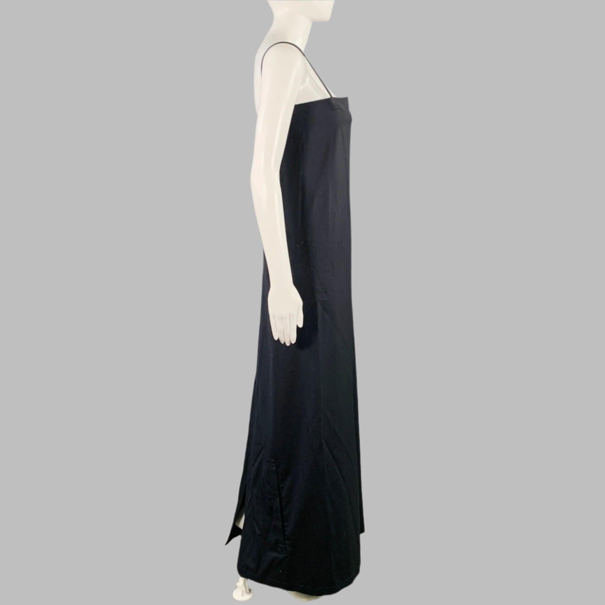 Vestido THE ROW de lana azul marino con tirantes finos y falda larga con cierre oculto de botones. Fabricado en Italia.Excelente estado de conservación. 

Marcado:   0 

Medidas: 
 
Hombros 11,5 pulgadas Busto 32 pulgadas Cintura: 33 pulgadas
