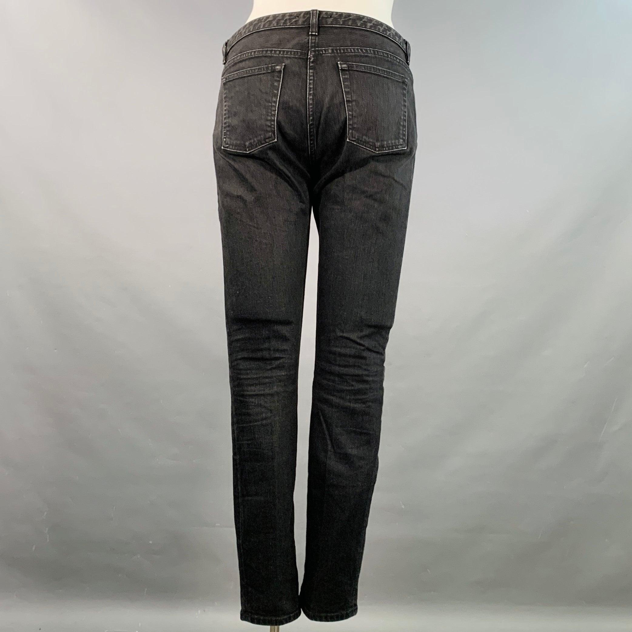 Jeans The Row
in denim misto cotone con lavaggio nero, cinque tasche, gamba dritta sottile e chiusura con bottoni.
Made in USA. Eccellente condizione di usato. 

Contrassegnato:   12 

Misure: 
  Vita: 37 pollici Cavallo: 9,5 pollici Gamba: 28