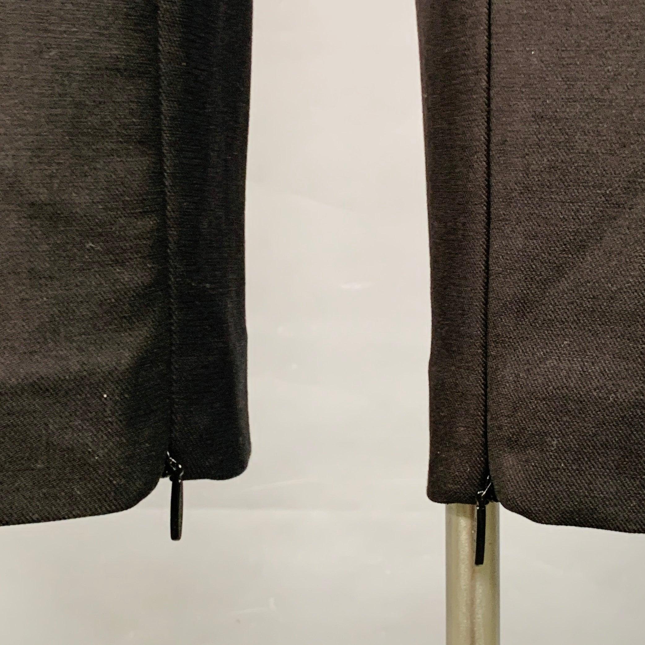 Pantalon habillé THE ROW
en sergé de coton mélangé noir, avec un devant plat, une jambe fuselée avec des détails de fermeture à la cheville, et une fermeture à glissière. Fabriqué aux Etats-Unis. Excellent état. 

Marqué :   US 12 

Mesures : 
 