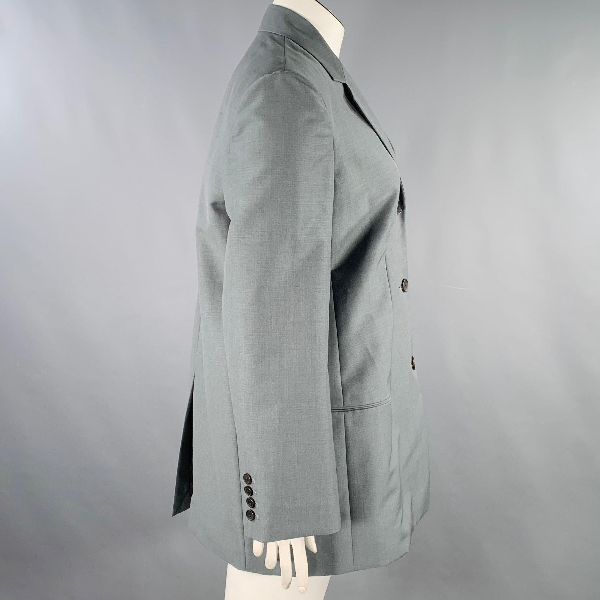 Il cappotto The Row
in seta grigio Sage, caratterizzato da uno stile monopetto con revers a lancia, spacco posteriore e chiusura a tre bottoni. Made in USA.Ottime condizioni di usato. Piccoli segni, così com'è. 

Contrassegnato:   12 

Misure: 
