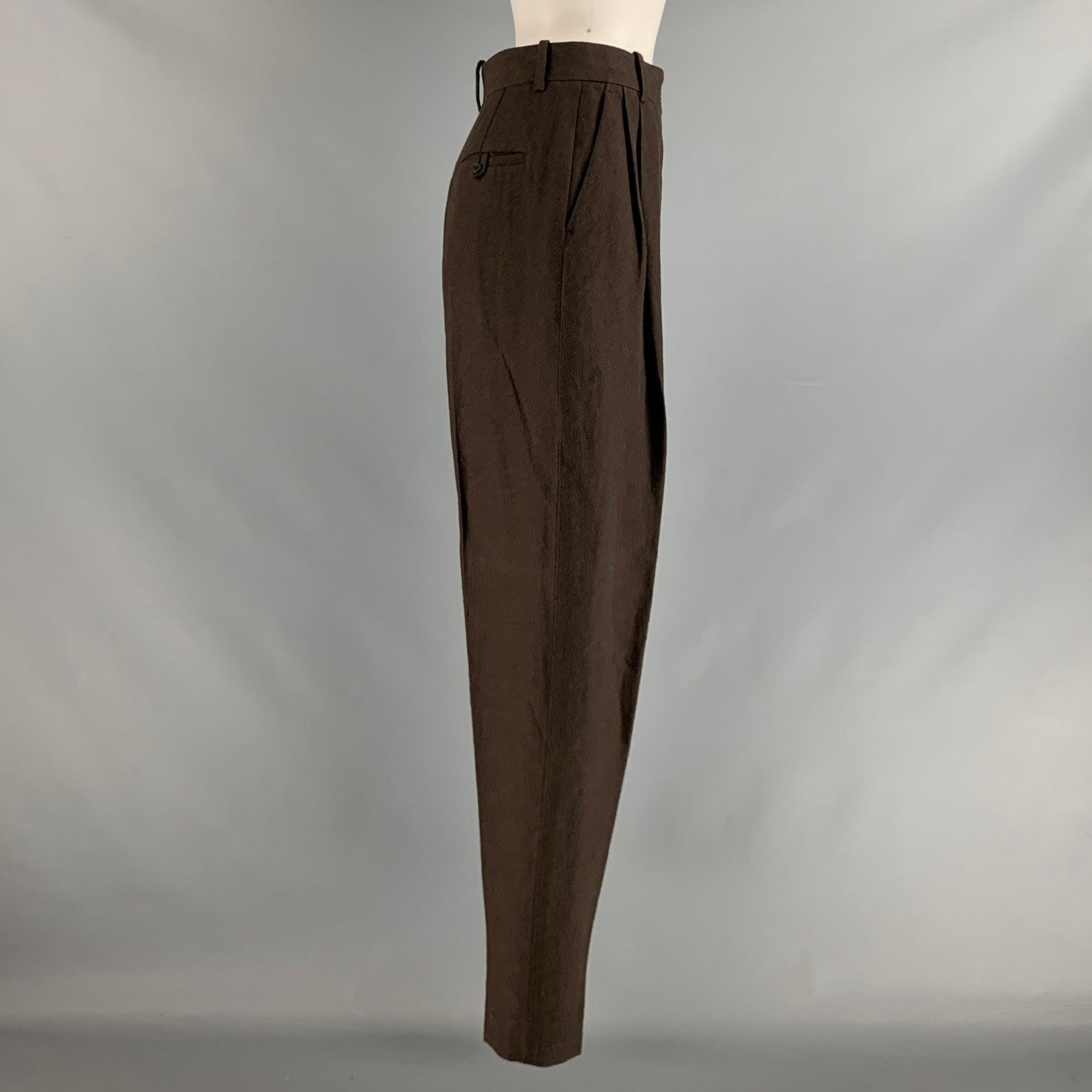 Los pantalones de vestir THE ROW se presentan en una sarga de mezcla de lana marrón con cintura alta, silueta de pinzas, parte delantera plisada y cierre con cremallera. Fabricado en Italia.Excelente estado de conservación. 

Marcado:   2 

Medidas: