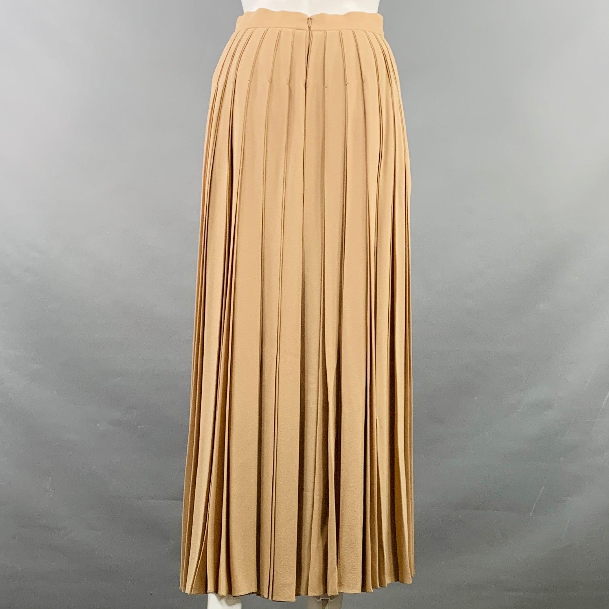 Falda THE ROW de crepé de seda camel con estilo plisado, largo maxi y cierre de cremallera invisible en la espalda. Hecho en EE.UU. Muy buen estado usado. Enganche en el dobladillo. 

Marcado:   2 

Medidas: 
  Cintura: 25 pulgadas Cadera: 44