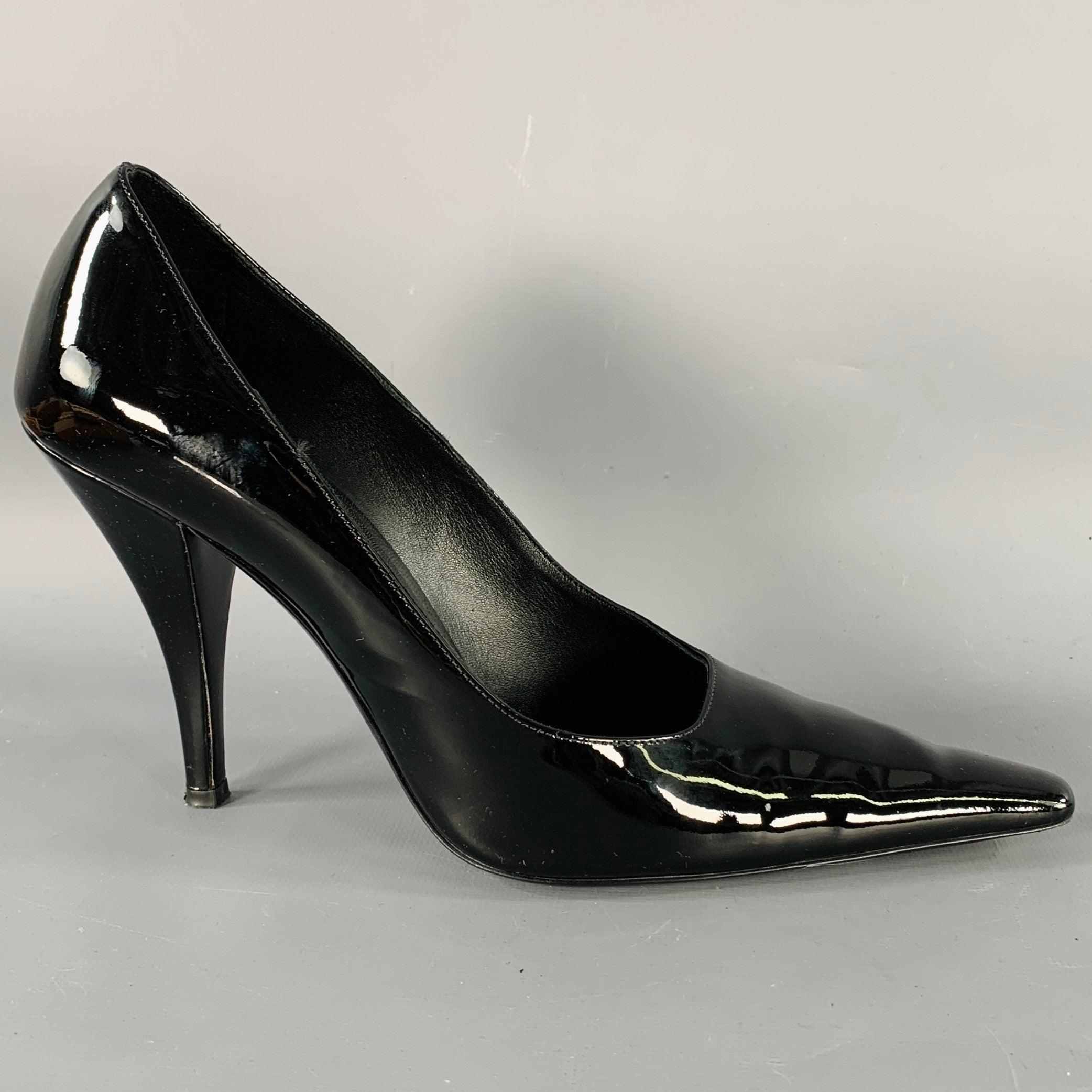 Pompes THE ROW
en cuir verni noir, avec un bout pointu et une fermeture à glissière. Fabriqué en Italie. Très bon état. 

Marqué :   IT 37 

Mesures : 
  Talon : 4 pouces 
 
  
  
 
Référence Sui Generis : 137183
Catégorie : Pompes
Plus de détails
 