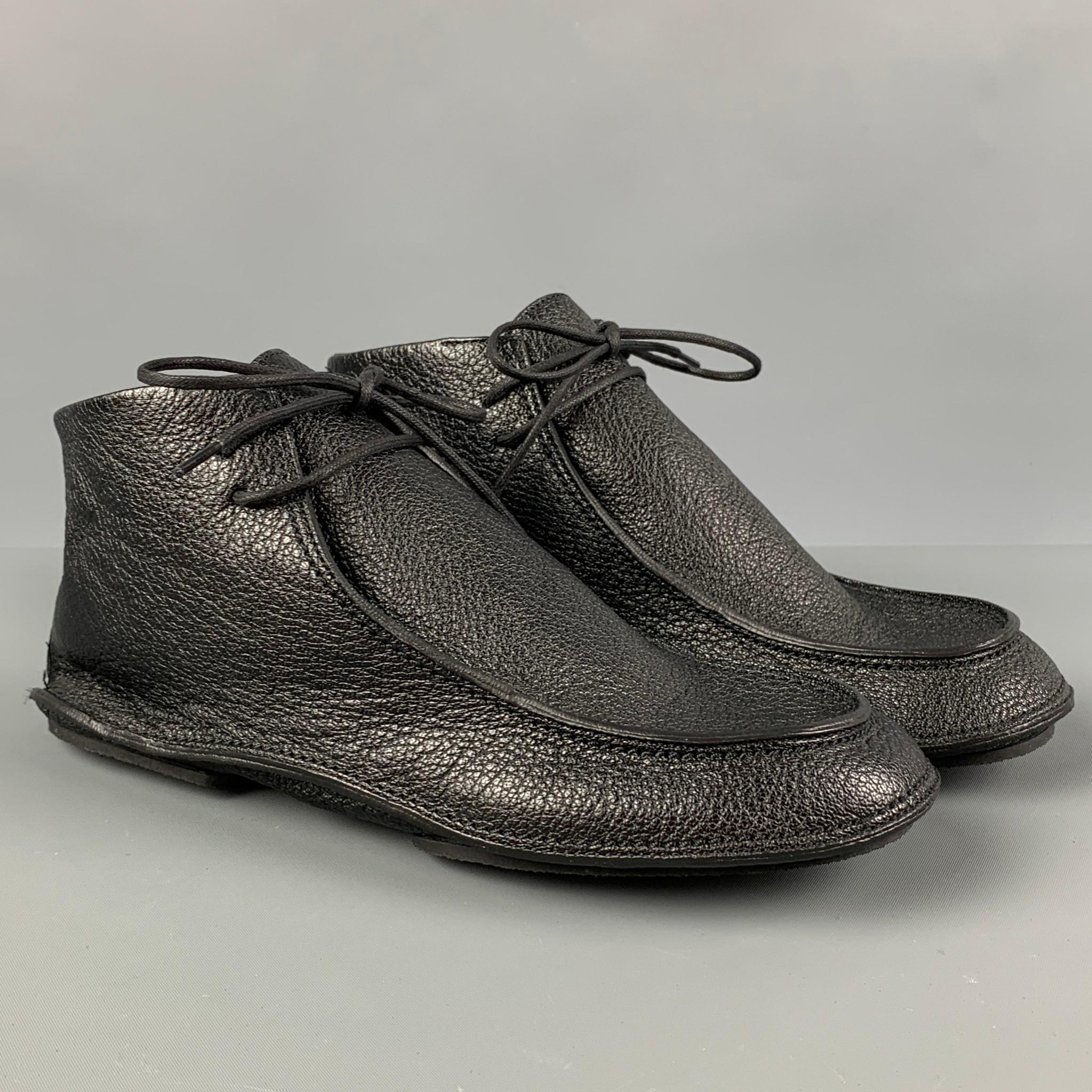 THE ROW moccasins comes in a black leather featuring a round toe and a lace up closure. Made in Italy. 

Very Good Pre-Owned Condition.
Marked: 37.5
Original Retail Price: $990.00

Outsole: 10.25 in. x 3.5 in. 