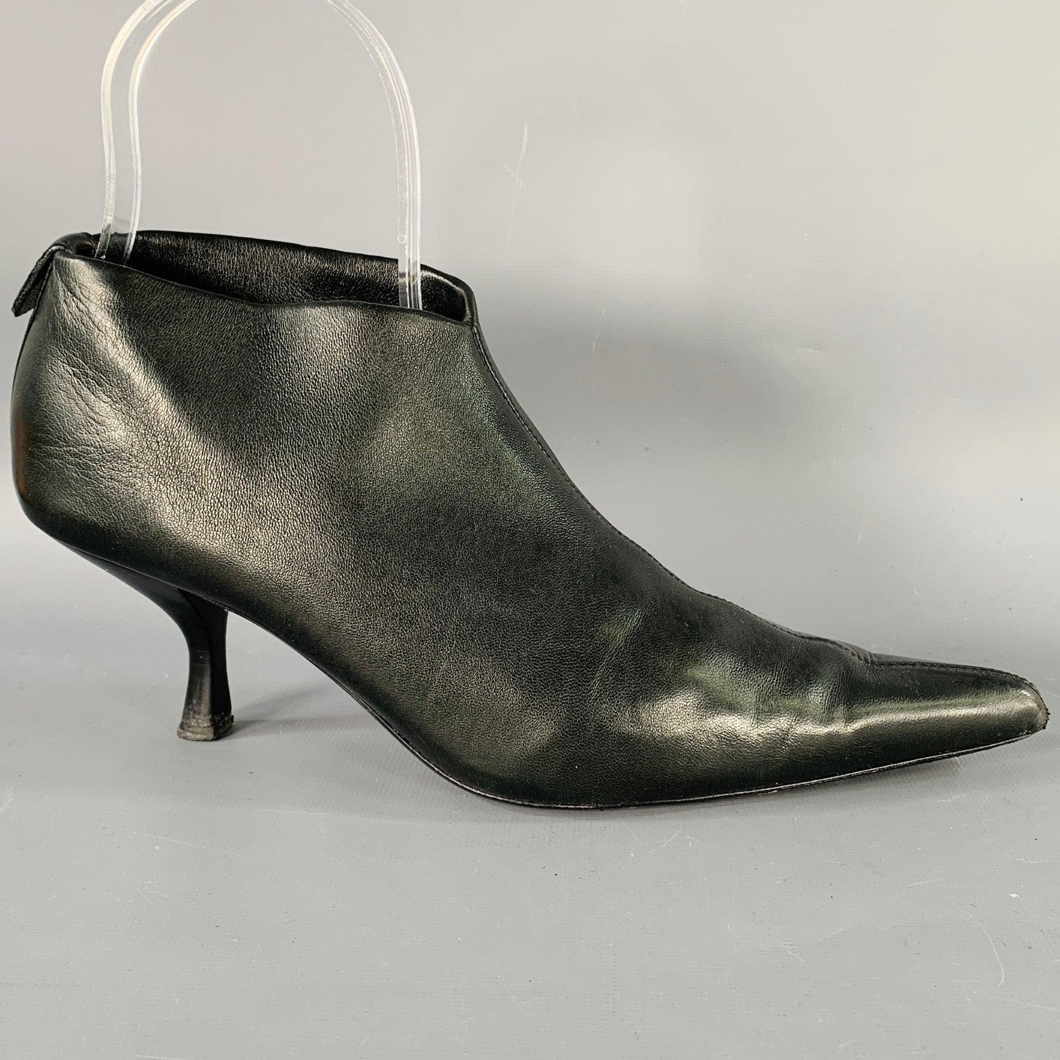 Bottes THE ROW
en cuir noir, avec un bout pointu, un style cheville et un petit talon.Très bon état d'occasion. Petits signes d'usure au niveau des orteils. 

Marqué :   IT 37.5 

Mesures : 
  Longueur : 10.5 pouces Largeur : 3 pouces Hauteur (avec