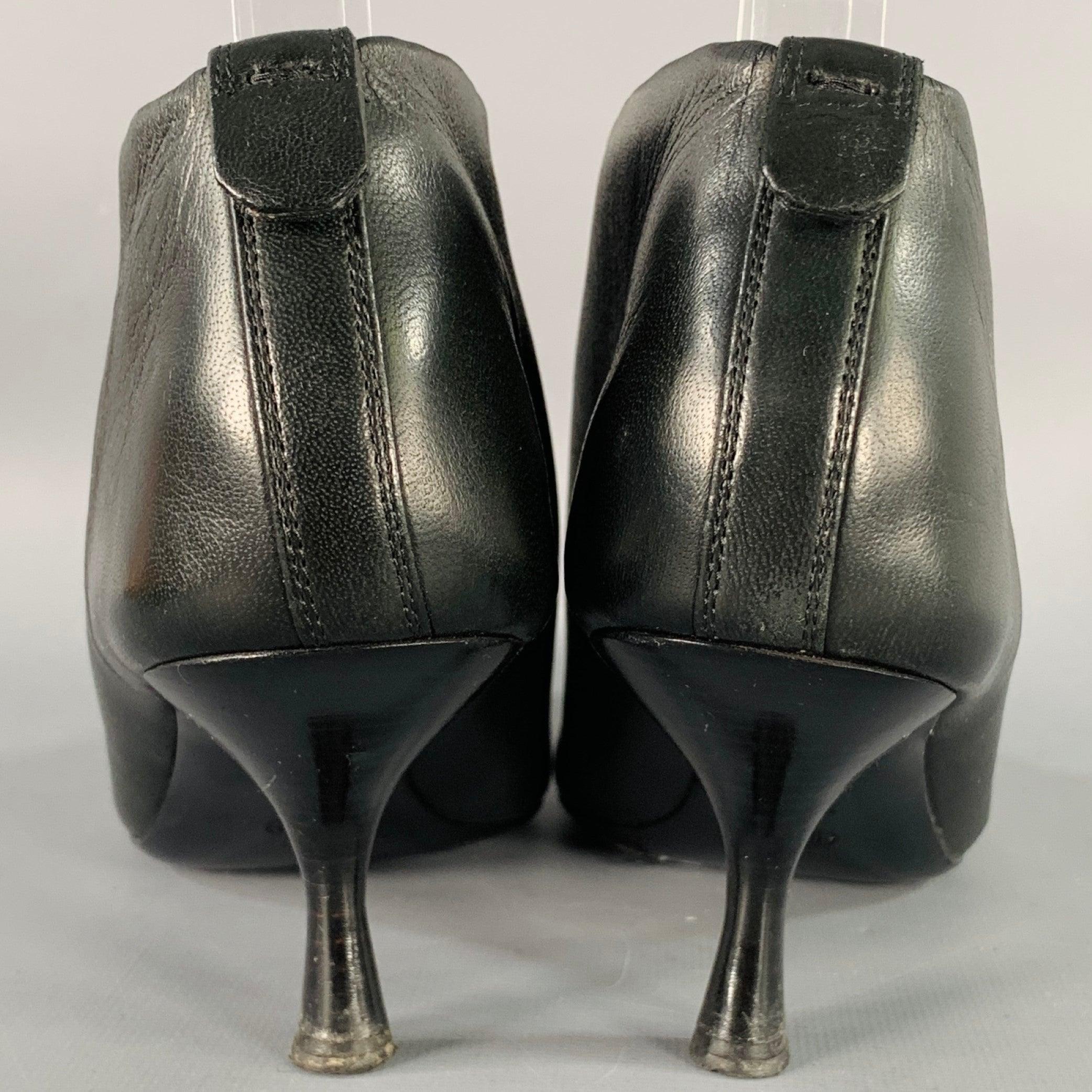 Noir The Row Taille 7.5 Bottes en cuir noir à bout pointu et à petit talon en vente