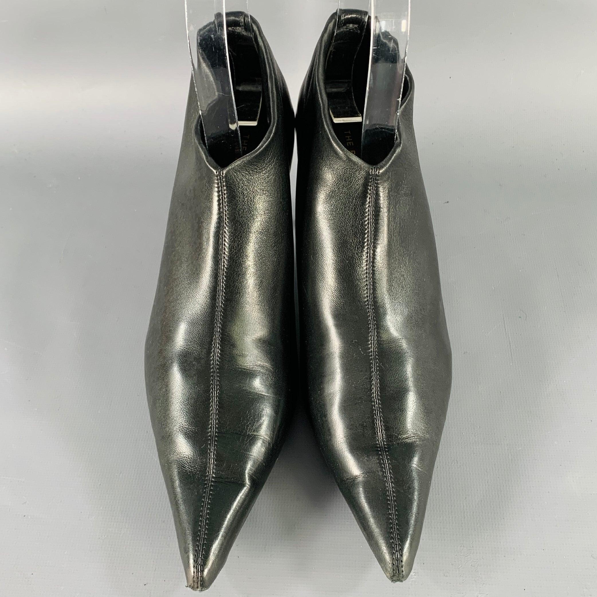 The Row Taille 7.5 Bottes en cuir noir à bout pointu et à petit talon Bon état - En vente à San Francisco, CA