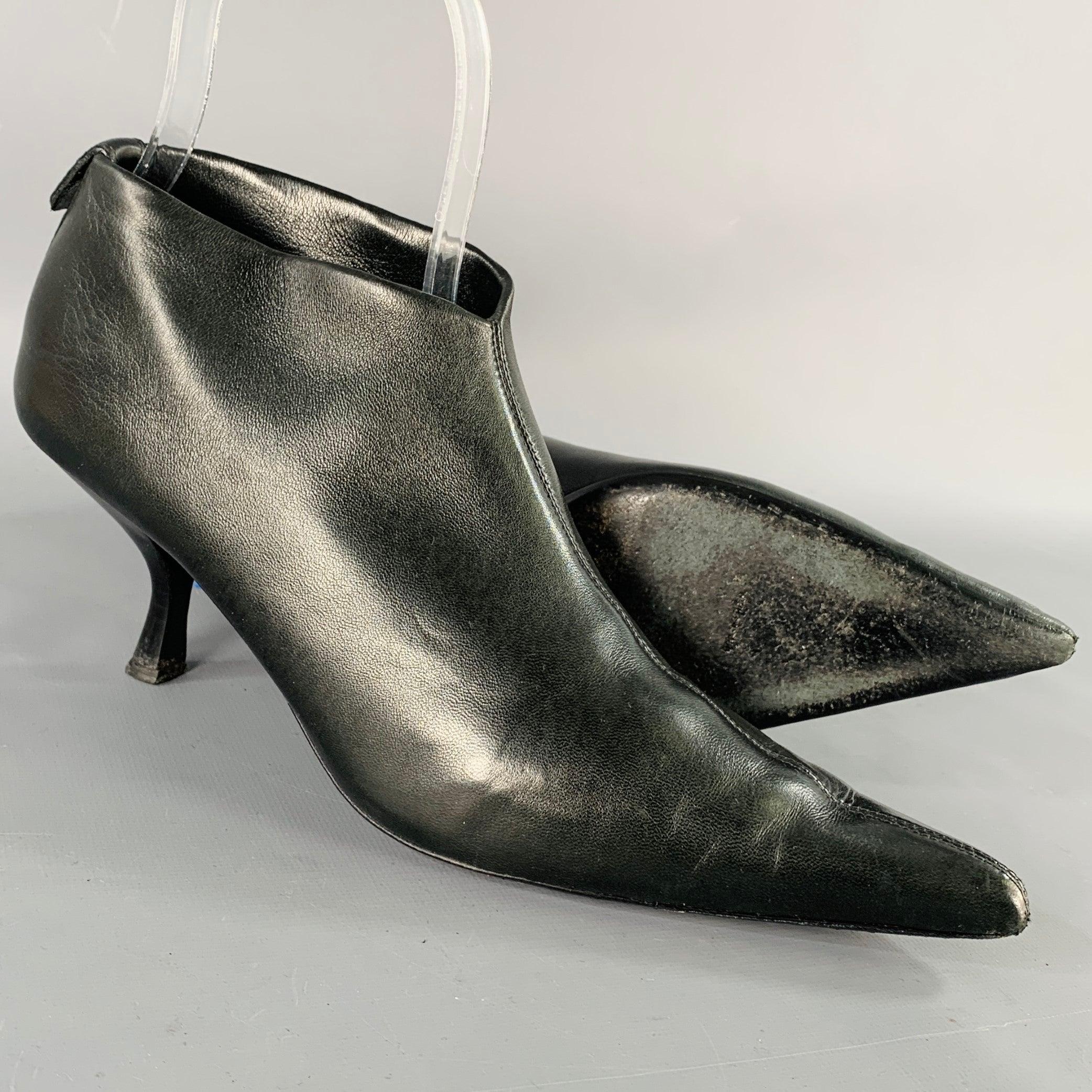 The Row Taille 7.5 Bottes en cuir noir à bout pointu et à petit talon Pour femmes en vente