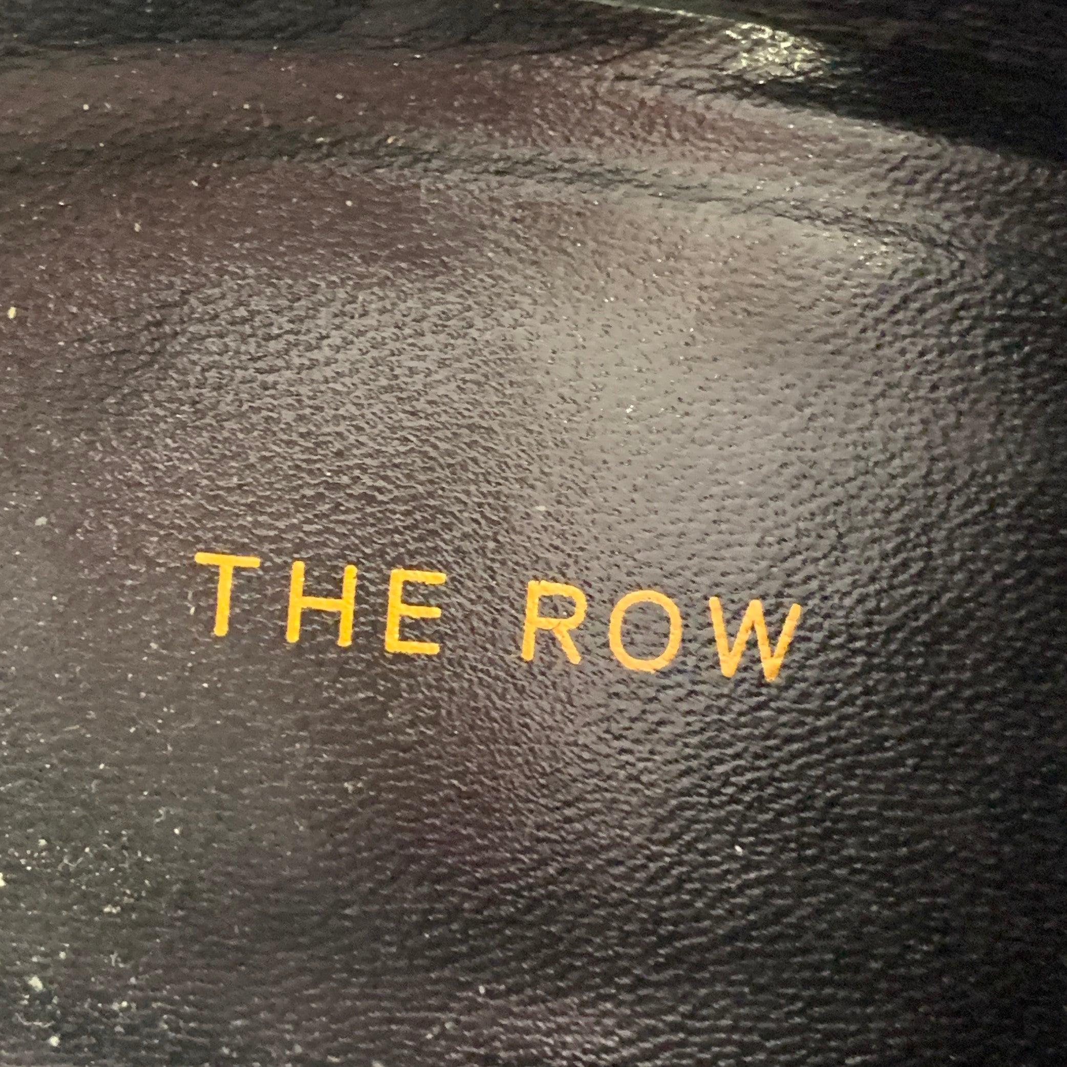 The Row Taille 7.5 Bottes en cuir noir à bout pointu et à petit talon en vente 2