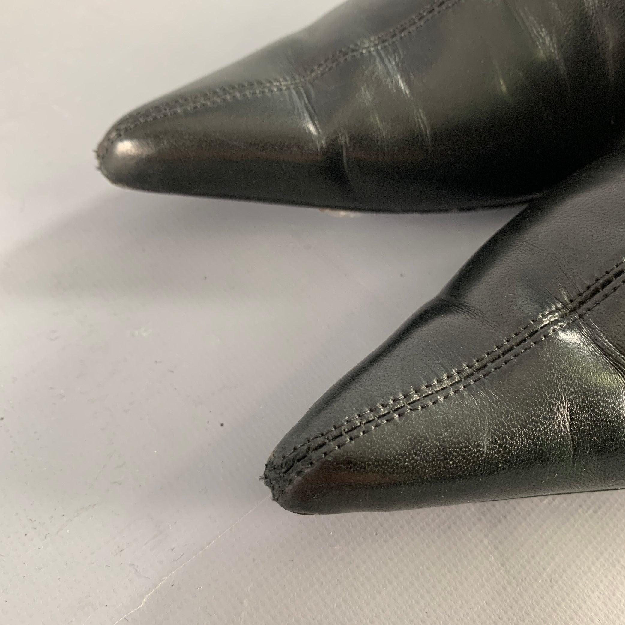 The Row Taille 7.5 Bottes en cuir noir à bout pointu et à petit talon en vente 4