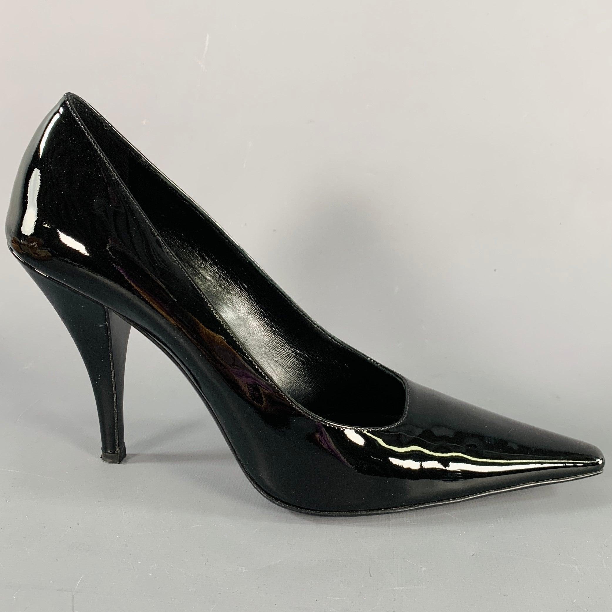 Le pompe The Row
in vernice nera con punta a punta, tacco a spillo e chiusura a scatto. Made in Italy. Eccellente condizione di usato. 

Contrassegnato:   IT 37,5 

Misure: 
  Tacco: 4 pollici 
  
  
 
Riferimento Sui Generis: 136138
Categoria:
