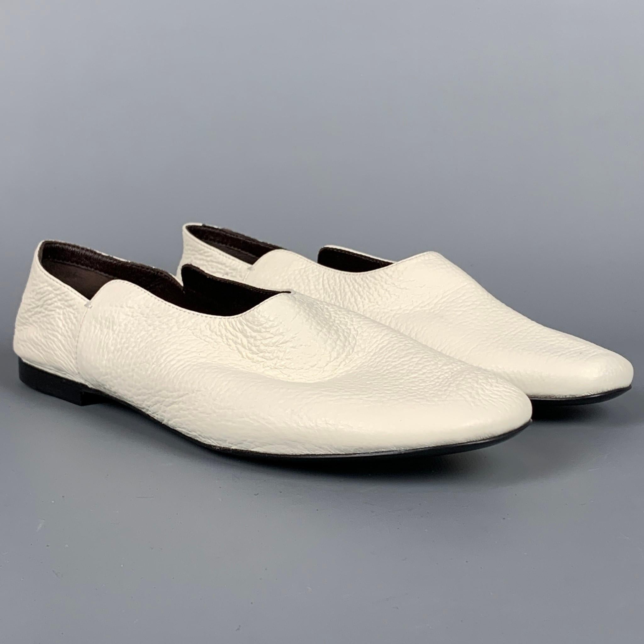 THE ROW flats comes in a white pebble grain leather featuring a collapsible back, slip on, and a wooden sol. Made in Italy.

Very Good Pre-Owned Condition.
Marked: IT 38.5
Original Retail Price: $690.00

Outsole: 10 in. x 3 in. 