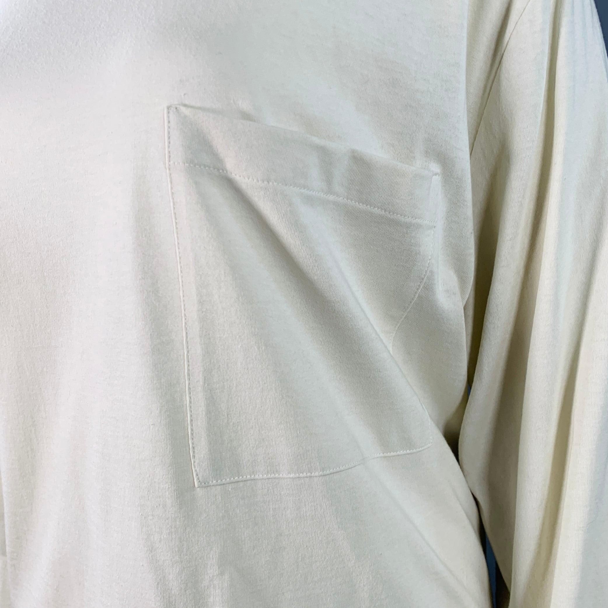 THE ROW Pullover
aus beigem Baumwolljersey mit übergroßer Passform, langen Ärmeln, einer Tasche und Rundhalsausschnitt.Sehr guter, gebrauchter Zustand. Leichte Pillingbildung. 

Markiert:   L 

Abmessungen: 
 
Schulter: 20,5 Zoll Oberweite: 48 Zoll