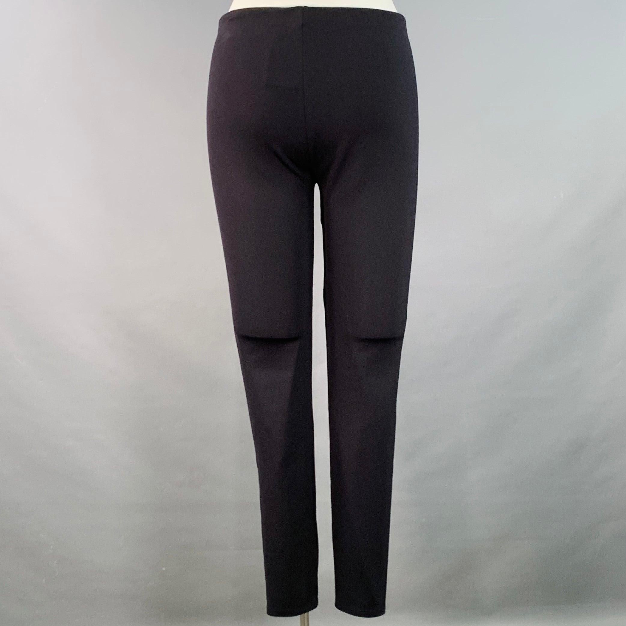 Leggings The Row
in tessuto misto poliammide elasticizzato di colore nero, con stile aderente ed elastico in vita. Made in Portugal.Eccellente condizione di usato. 

Contrassegnato:   L 

Misure: 
  Vita: 32 - 36 pollici Cavallo: 10 pollici Gamba: