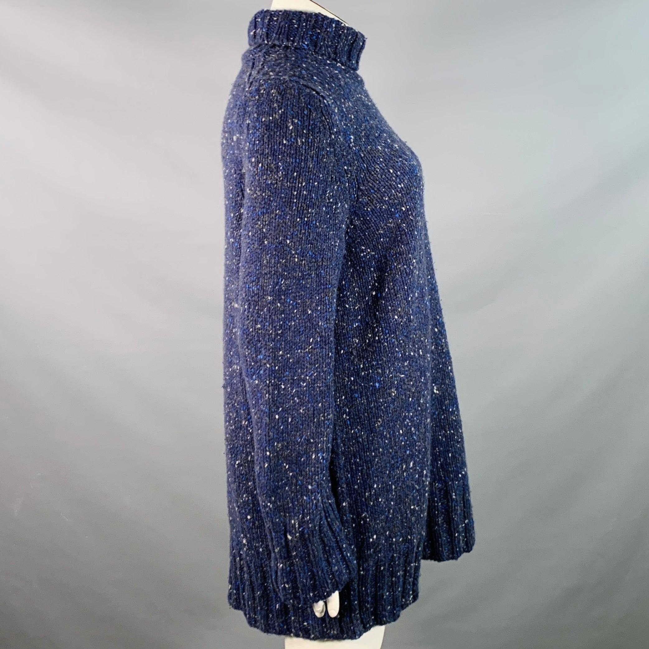 Pull THE ROW
en tricot de laine bleu et marine, avec un motif mélangé, des manches longues et un col roulé. Fabriqué aux Etats-Unis. Bon état d'usage. Bouloches sur l'ensemble du corps, bien cachées par le motif. 

Marqué :   taille non marquée,