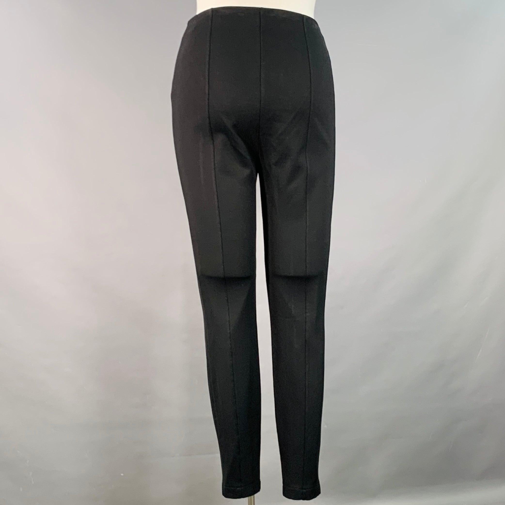 THE ROW Leggings
aus einer schwarzen Viskose-Stretchmischung mit strukturiertem Design und seitlichem Reißverschluss mit elastischem Bund. Made in USA.Excellent Pre-Owned Condition. 

Markiert:   XL 

Abmessungen: 
  Taille: 32 - 36 Zoll Steigung:
