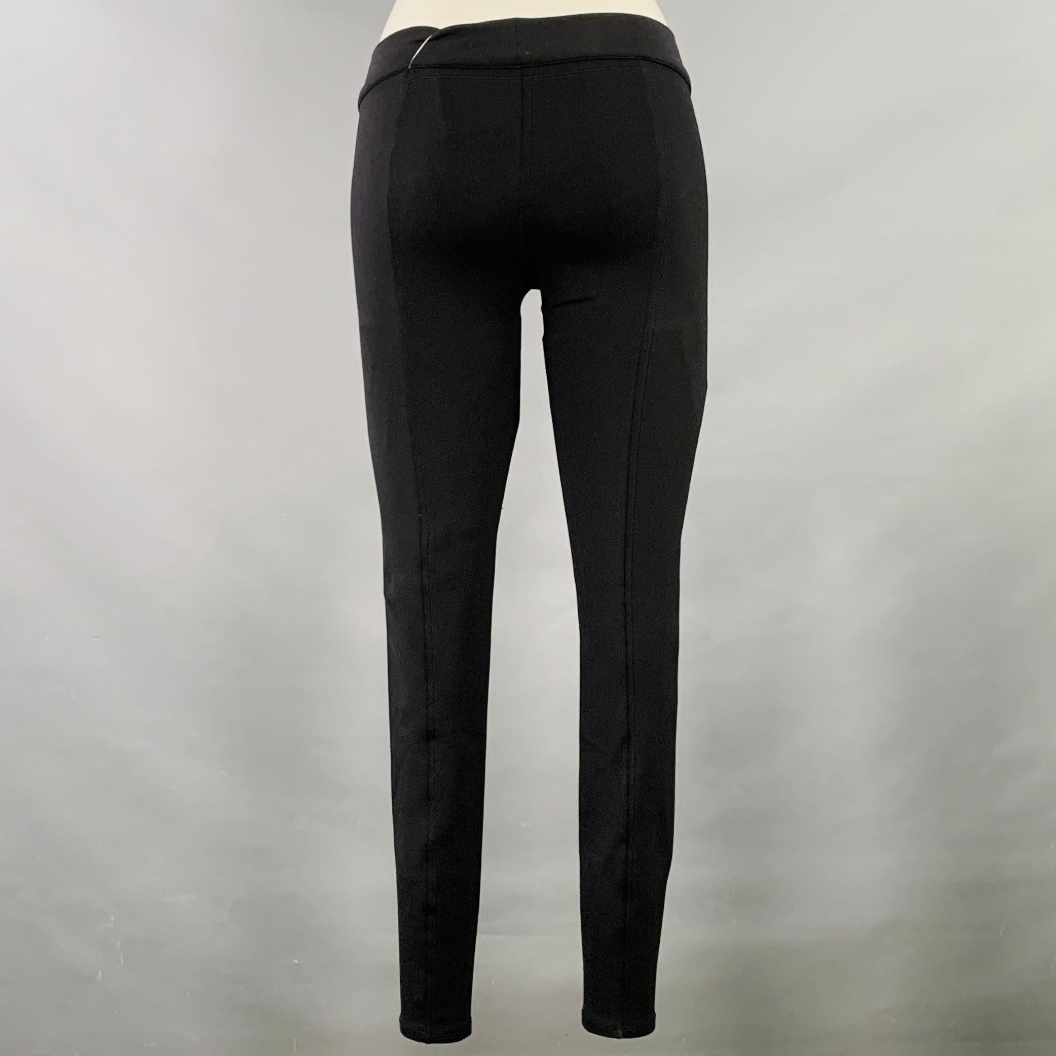Leggings The Row
in tessuto misto nylon nero, con vestibilità skinny ed elastico in vita. Made in USA. Eccellente condizione di usato. 

Contrassegnato:   XS 

Misure: 
  Vita: 24 - 29 pollici Cavallo: 7 pollici Gamba: 27,5 pollici Apertura gamba: 8