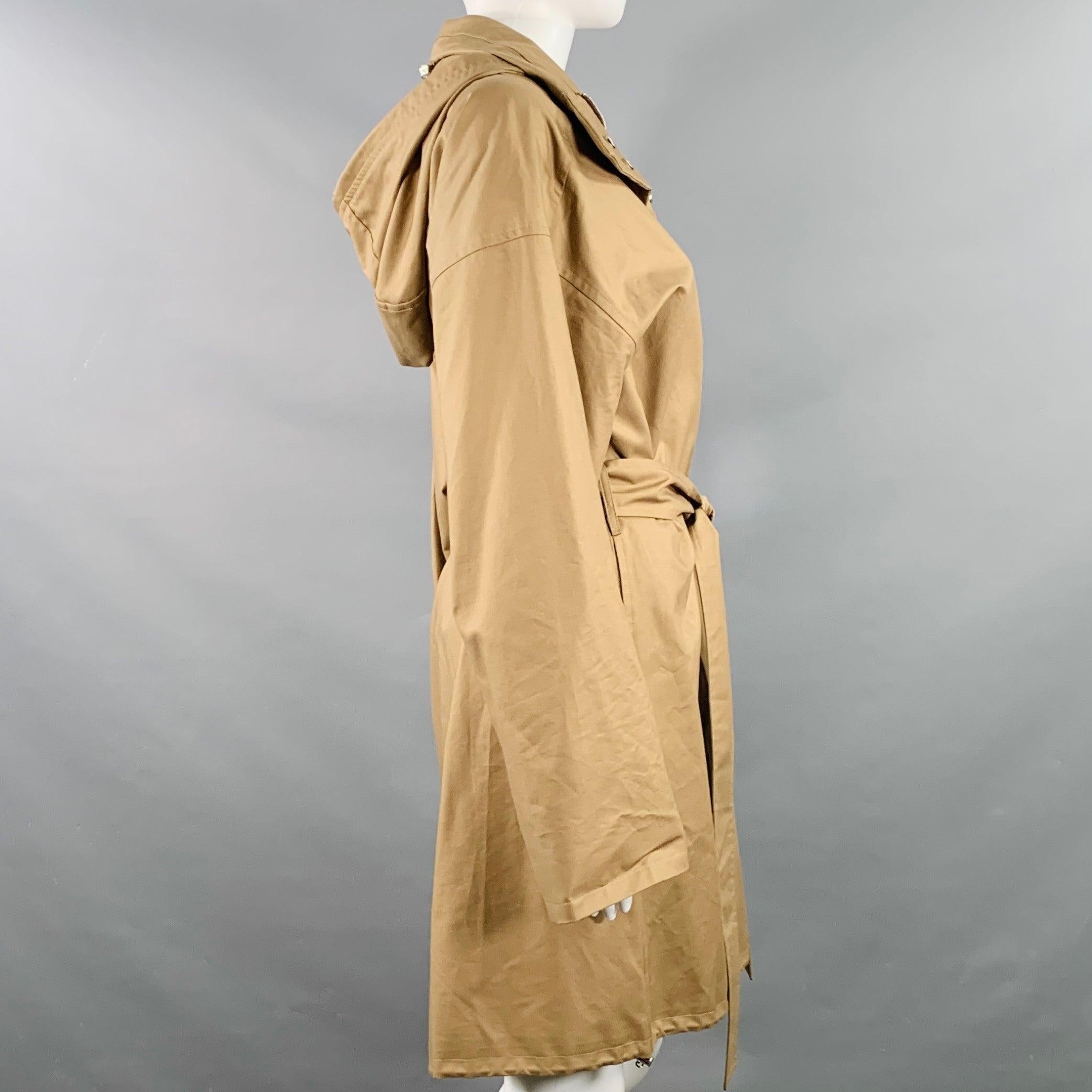 Trench-coat THE ROW
en coton kaki, avec capuche et fermeture à bouton caché avec ceinture.Excellent état d'occasion. 

Marqué :   XS 

Mesures : 
 
Épaule : 21 pouces Poitrine : 40 pouces Manche : 20 pouces Longueur : 35.5 pouces 
  
  
 
Référence