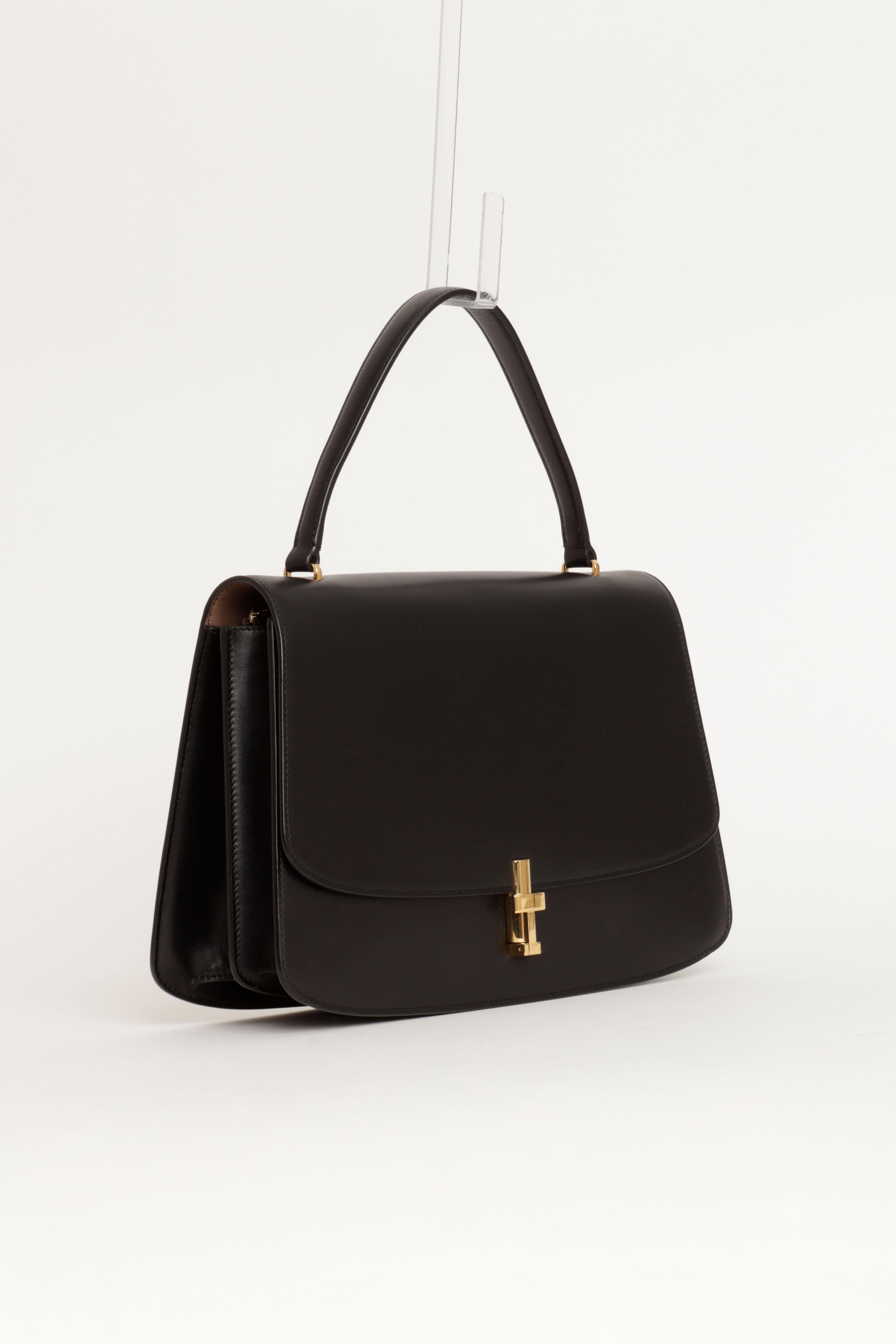 Borsa grande Sofia 11,75 di The Row in pelle di vitello con manico superiore e chiusura a lucchetto. Foderata in pelle marrone neutra con tasca interna con zip. Hardware in tonalità oro. In ottime condizioni, con alcuni piccoli segni superficiali