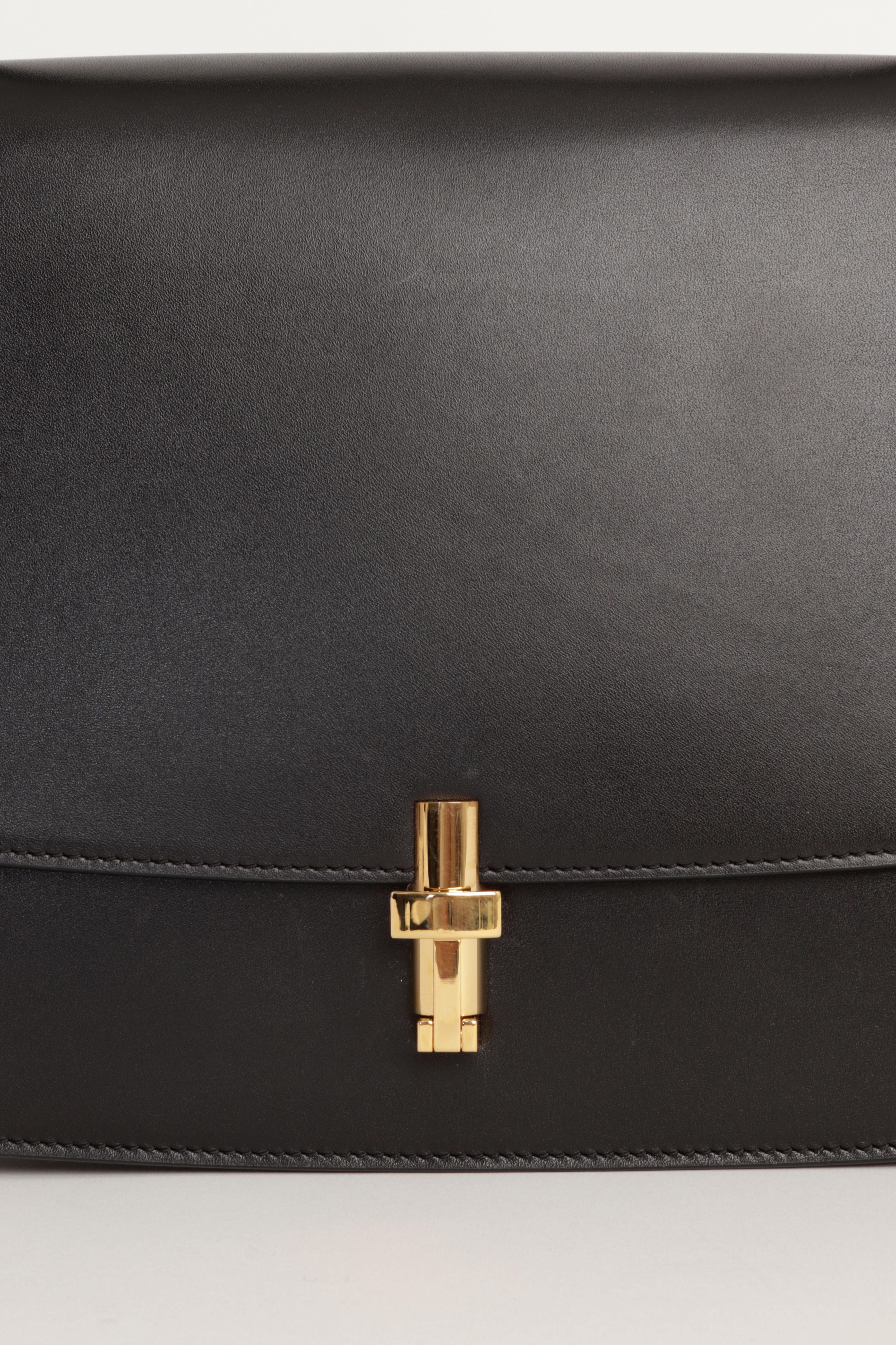 Donna Borsa The Row Sofia 11.75 in pelle di vitello nera con hardware dorato e sacchetto di polvere e carta d'autore in vendita