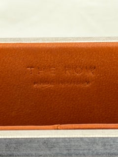 Estuche de noche con tapa metálica de The Row, colección Primavera-Verano 2018, caja rígida en tono plateado, con cuentas y correa de cuerda