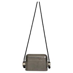 Estuche de noche con tapa metálica de The Row, colección Primavera-Verano 2018, caja rígida en tono plateado, con cuentas y correa de cuerda