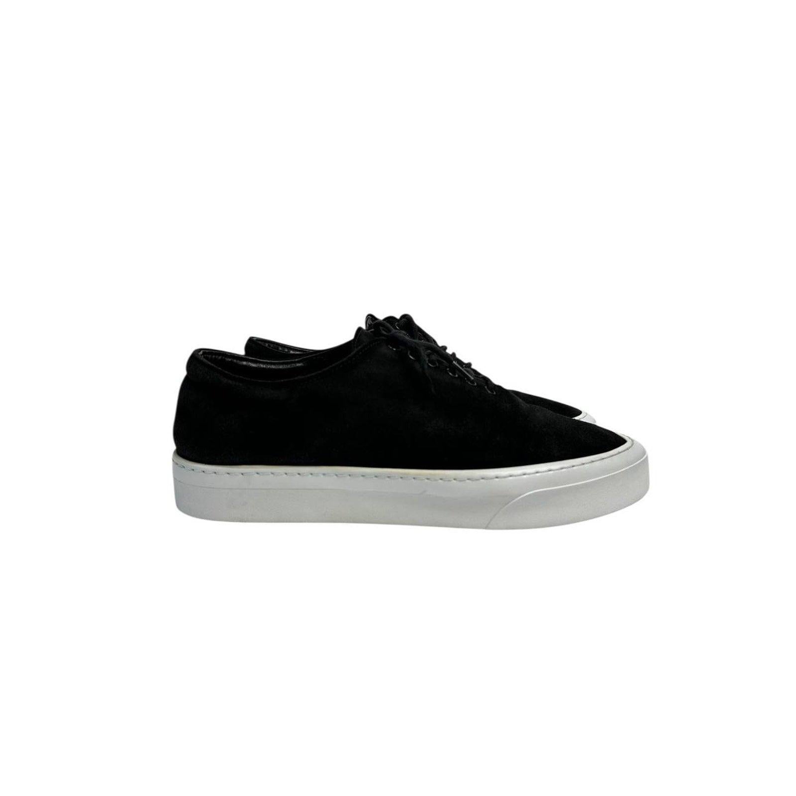 
Minimalist silhouette crafted from deep black suede and finished with a contrasting white sole. The matte texture adds dimension, while the light outsole visually balances the shape. A versatile pair suited for everyday styling or understated