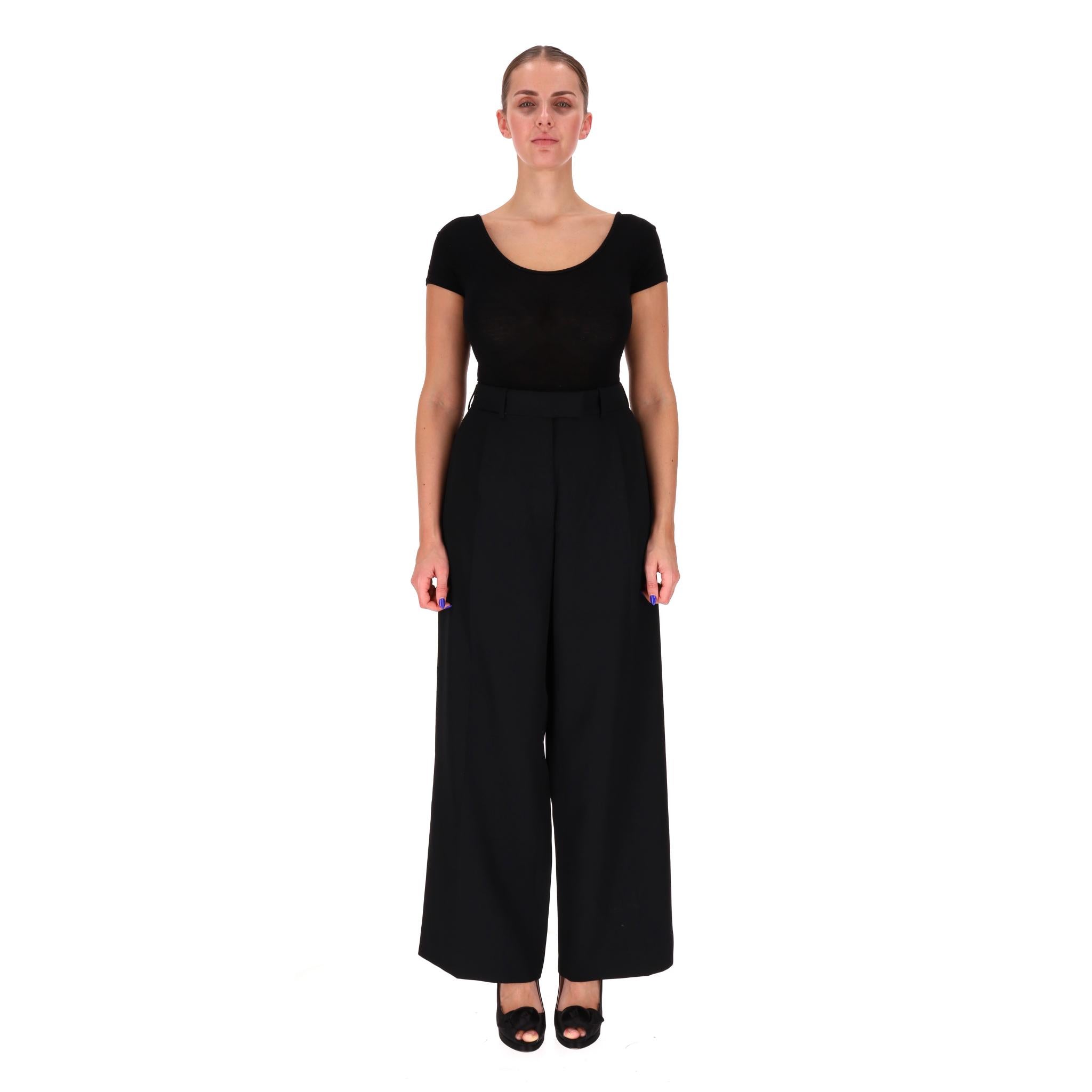 The Row - Pantalon à jambes larges en laine taillée

Pantalon noir entièrement réalisé en laine et doublé de soie.

Conçu sur mesure, il présente une jambe large, des plis sur le devant et se ferme par un bouton, une barre et une fermeture à