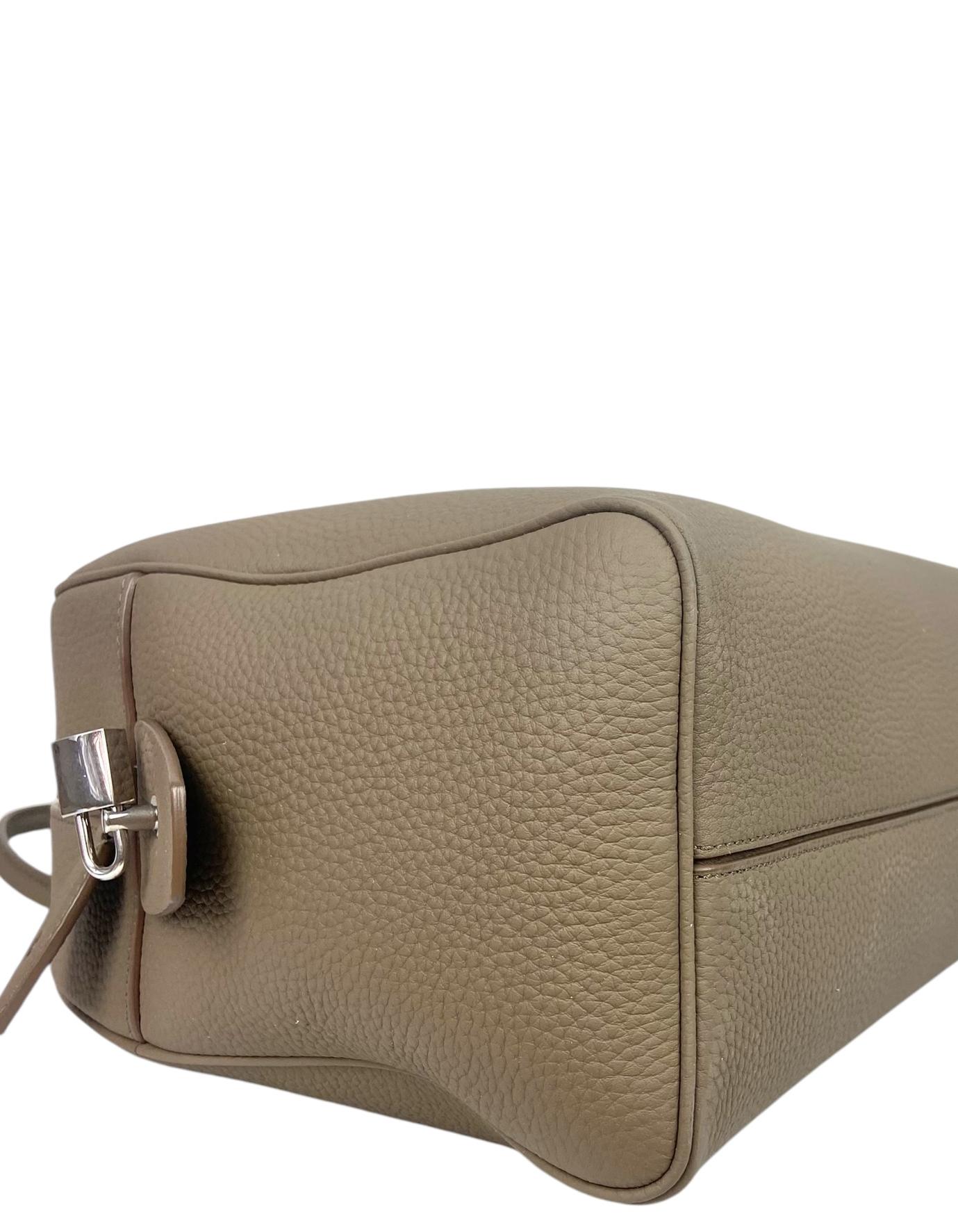 The Row Taupe Indien 15,75 Tote Bag aus strukturiertem Leder im Zustand „Hervorragend“ in New York, NY