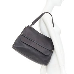 Bolso de hombro The Row con asa superior y solapa con presilla, en piel granulada negra