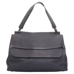 Bolso de hombro The Row con asa superior y solapa con presilla, en piel granulada negra