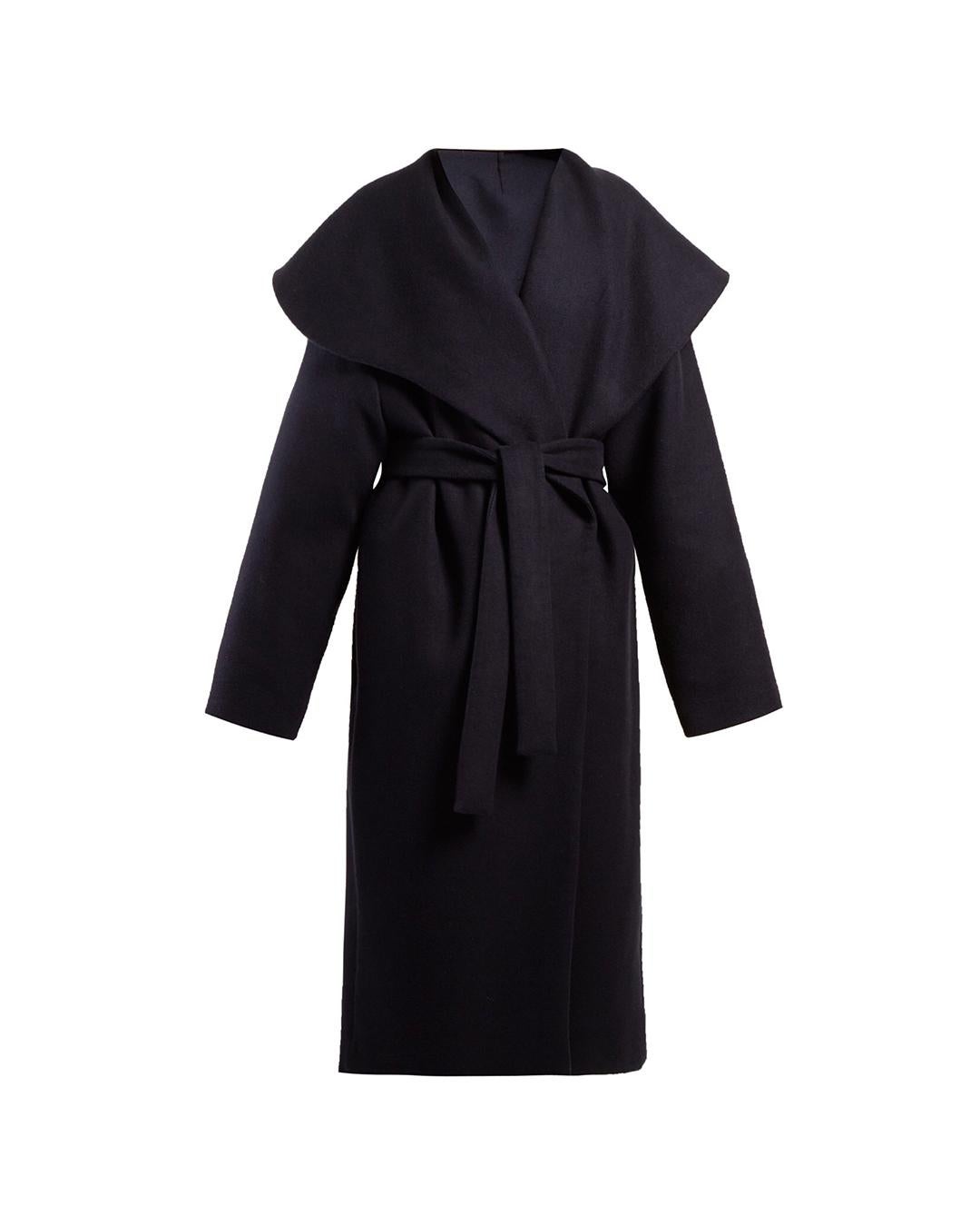 The Row 'Utan' coat in navy blue
Oversized fit with a large oversized shawl collar
Long sleeves
Self tie belt that can be detached 
Ankle length (Please note that the model is very tall and it therefore shows much shorter - please refer to the