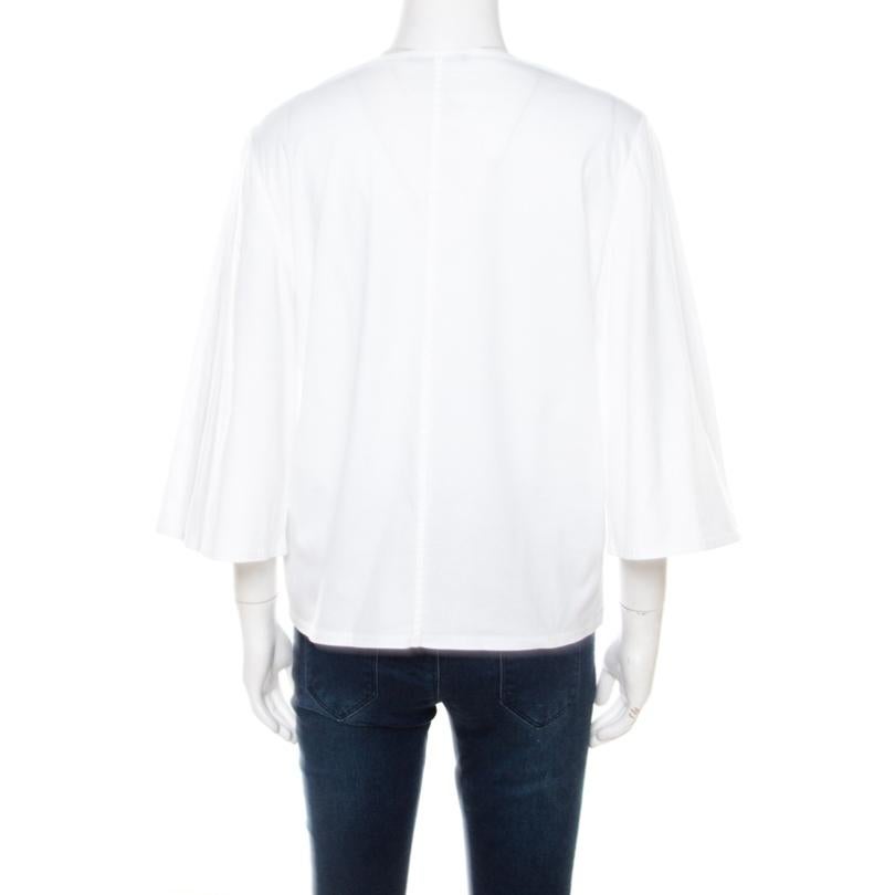 The Row creations, aptly designed for the modern wardrobes, feature sophisticated, minimal shapes and fine craftsmanship. This season is all about dramatic sleeves. Crafted in lightweight white cotton, this t-shirt comes with fashionable bell
