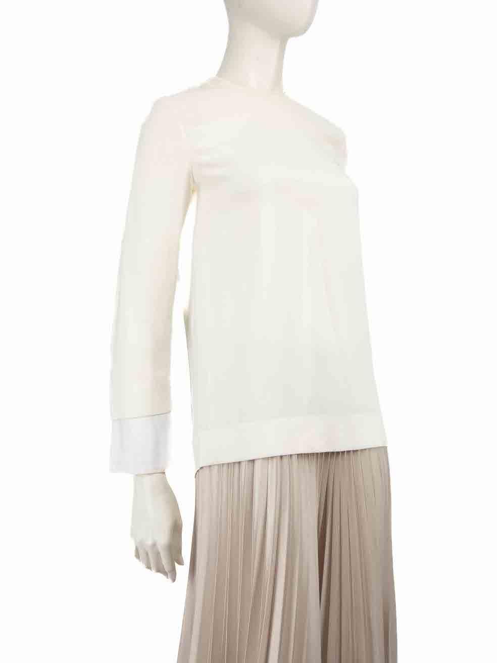CONDITION is Very good. Minimal wear to top is evident. Minimal wear to right shoulder with discoloured mark on this used The Row designer resale item.
 
 
 
 Details
 
 
 White
 
 Viscose
 
 Long sleeves top
 
 Round neckline
 
 Double layer sleeve
