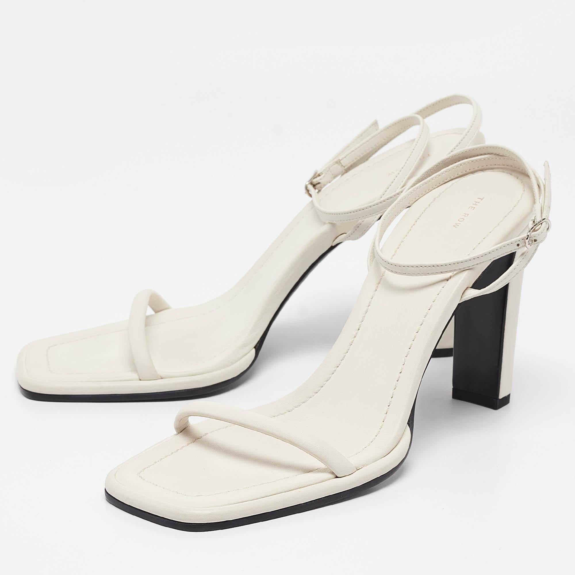 Indossa questi sandali firmati per abbellire qualsiasi outfit. Sono versatili e chic e possono essere facilmente abbinati. Realizzati con materiali di qualità, questi sandali sono ben costruiti e duraturi.