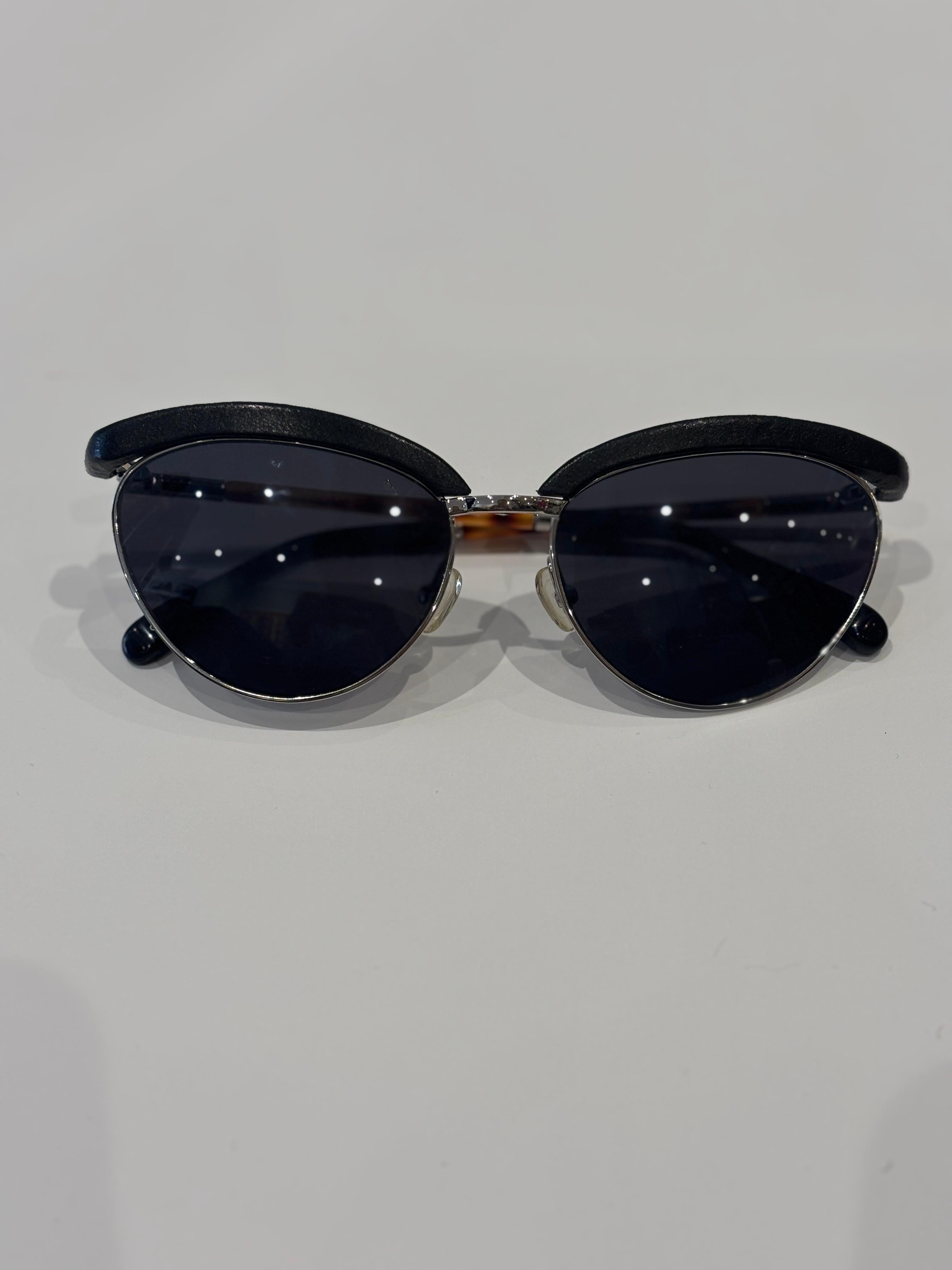 Magníficamente fabricadas en Japón, estas gafas de sol son una colaboración entre la conocida diseñadora de gafas de sol Linda Farrow y los diseñadores de ropa The Row.
Estas gafas de sol de edición limitada tienen forma de ojo de gato con adornos