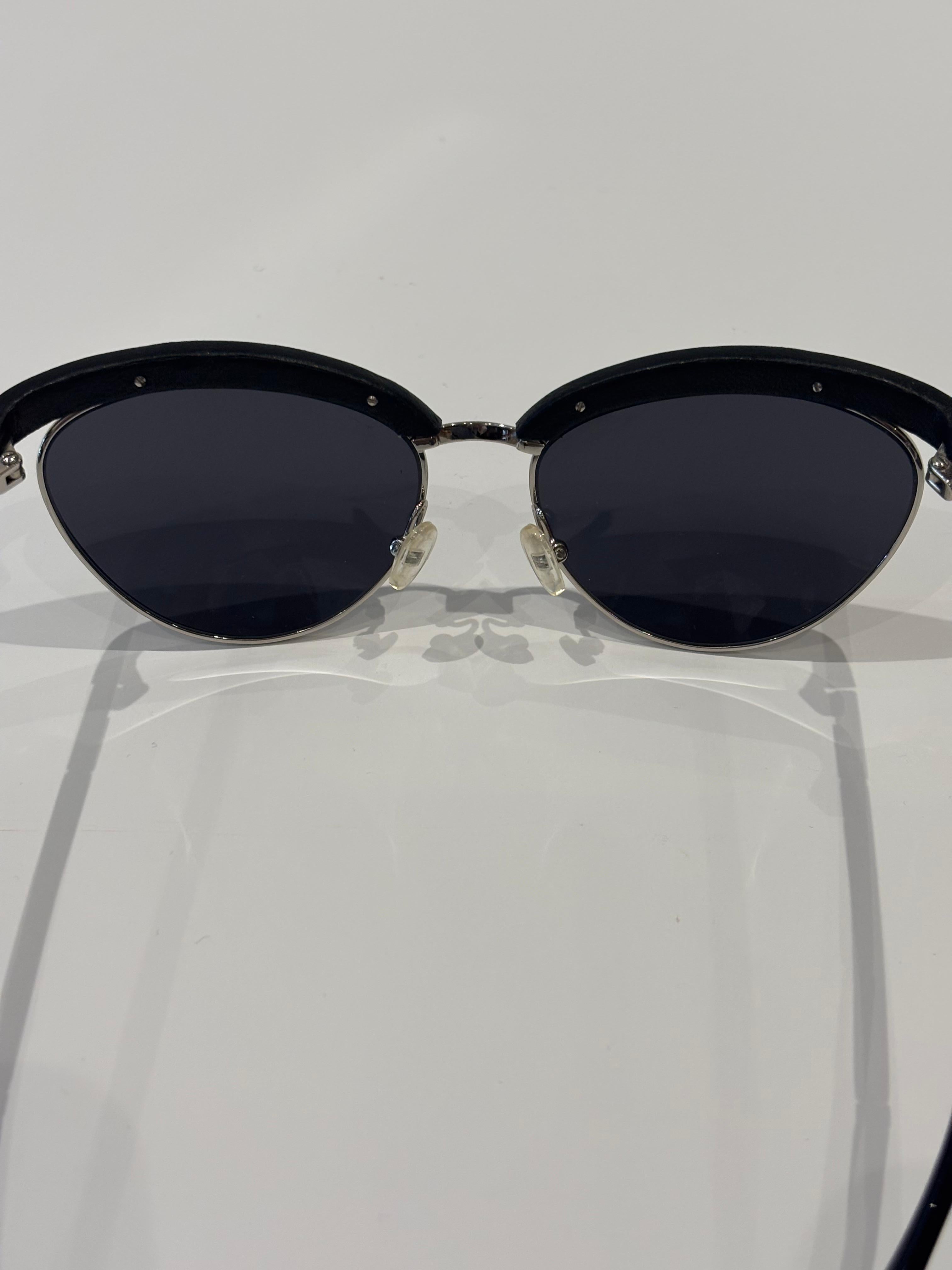 Gafas de sol de la colaboración The Row x Linda Farrow con estuche original Gris en venta