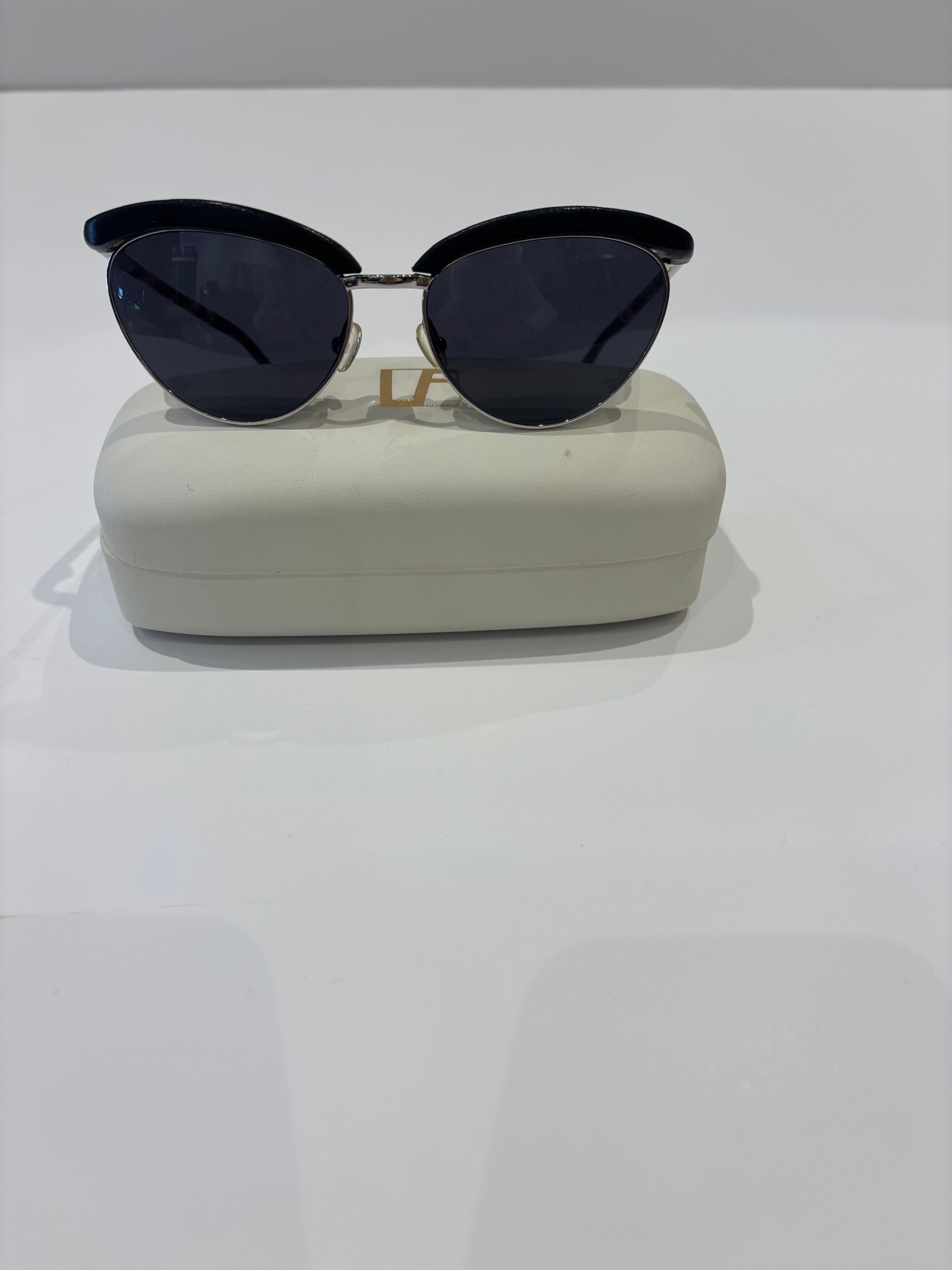 Gafas de sol de la colaboración The Row x Linda Farrow con estuche original en Excelente estado para la venta en Port Hope, ON
