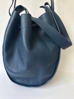 The Row XL Drawstring Hobo Umhängetasche Marine Blue Pebbled Leather Bucket Bag