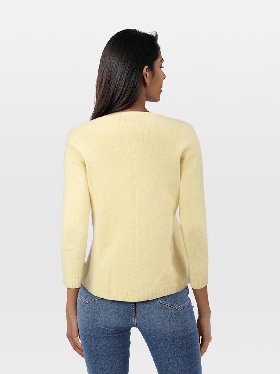 CONDIZIONE: molto buona. L'usura del maglione è minima. Scolorimento sul davanti e sulla manica sinistra. Il tessuto presenta un moderato pilling su questo articolo usato di rivendita di The Row. In caso di scolorimento, potrebbe essere necessario